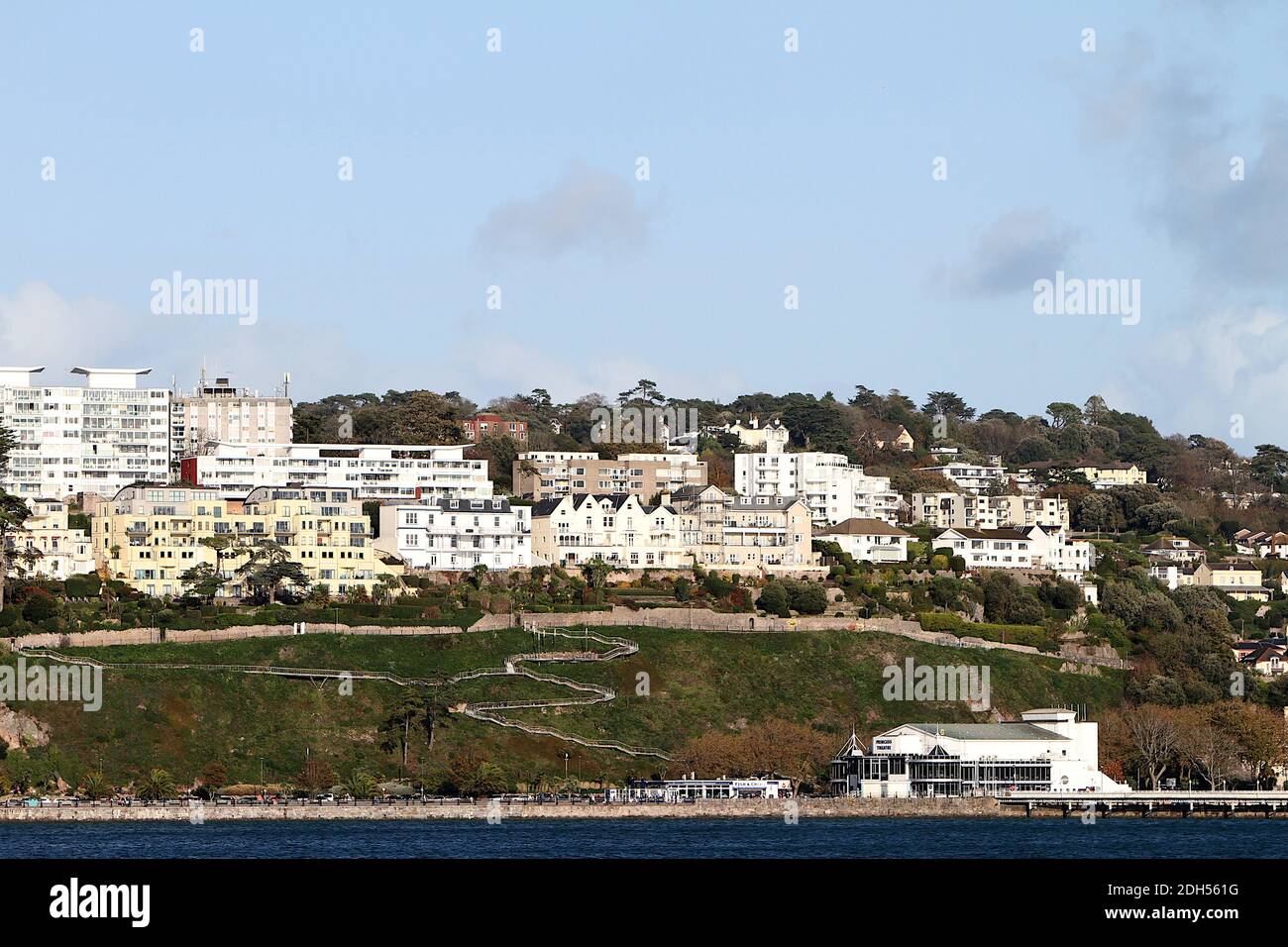 Torquay, Devon: Princess Theatre (unten rechts an der Küste), die Stadt und die Royal Terrace Gardens (Felsweg) Stockfoto