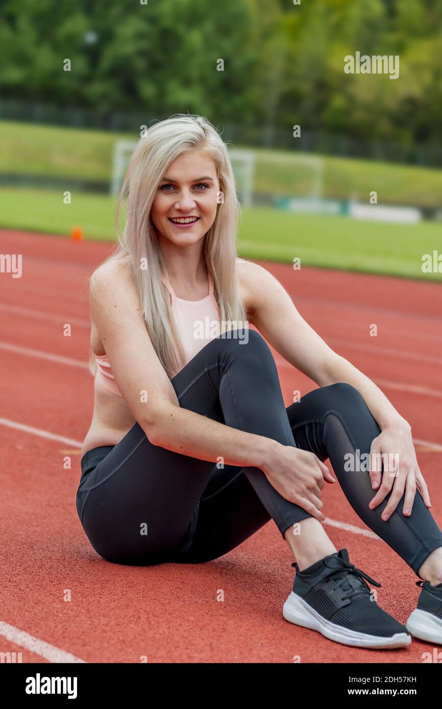 Ein Young Athletic College Athlete bereitet sich auf EIN Track Meet An EINER Universität Stockfoto