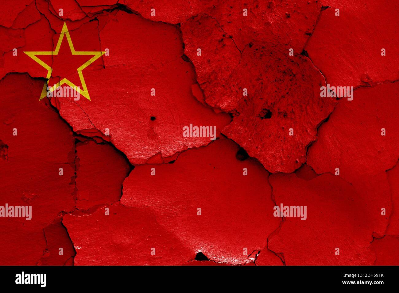 Historische Flagge der Sozialistischen Republik Mazedonien auf rissiger Mauer Stockfoto