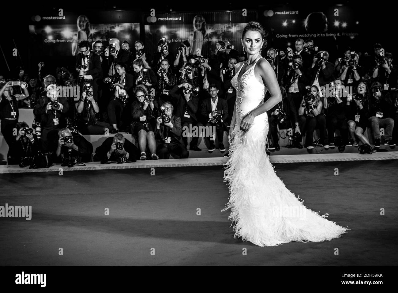 Penelope Cruz kommt zur Premiere von Loving Pablo im Rahmen des 74. Internationalen Filmfestivals (Mostra) in Venedig, Italien, am 6. September 2017. Foto von Marco Piovanotto/ABACAPRESS.COM Stockfoto