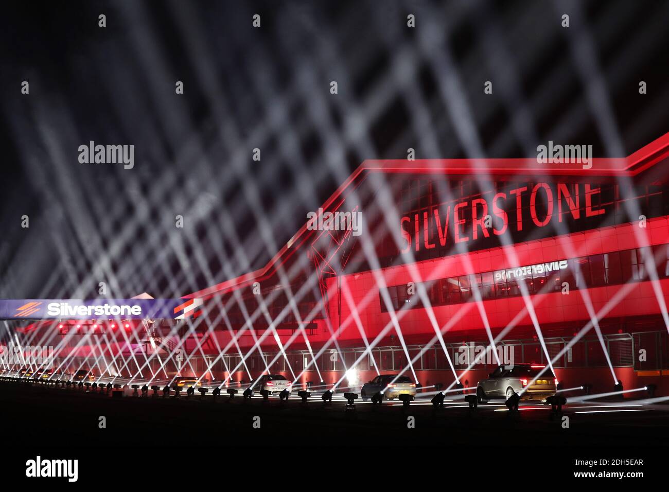 Silverstone, Northamptonshire. Dezember 2020. Jakob Ebrey/Alamy Live News. Zum ersten Mal ging es auf die Silverstone Grand Prix Strecke, um eine weihnachtliche Fahrt mit einer Laser- und Lichtshow zu erleben. Quelle: Jakob Ebrey/Alamy Live News Stockfoto