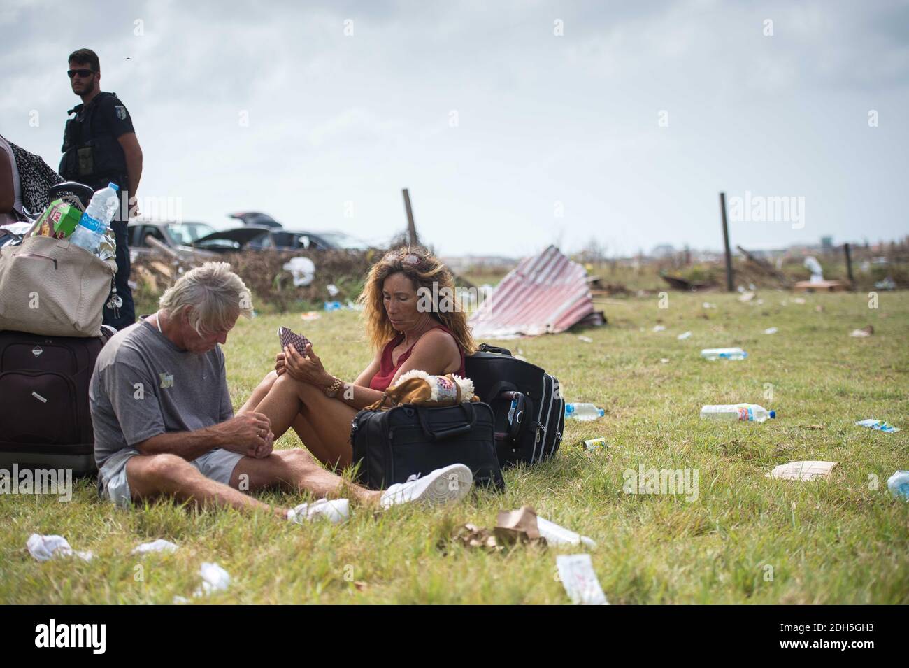 Am ersten Kontrollpunkt vor dem Flughafen verbringen einige Leute ihre Zeit so gut wie möglich (hier spielen sie Karten neben Wildschweinen) in Saint Martin, Frankreich, am 12. September 2017, nachdem Hurrikan Irma alles zerstört hat. Foto von Eliot Blondt/ABACAPRESS.COM Stockfoto