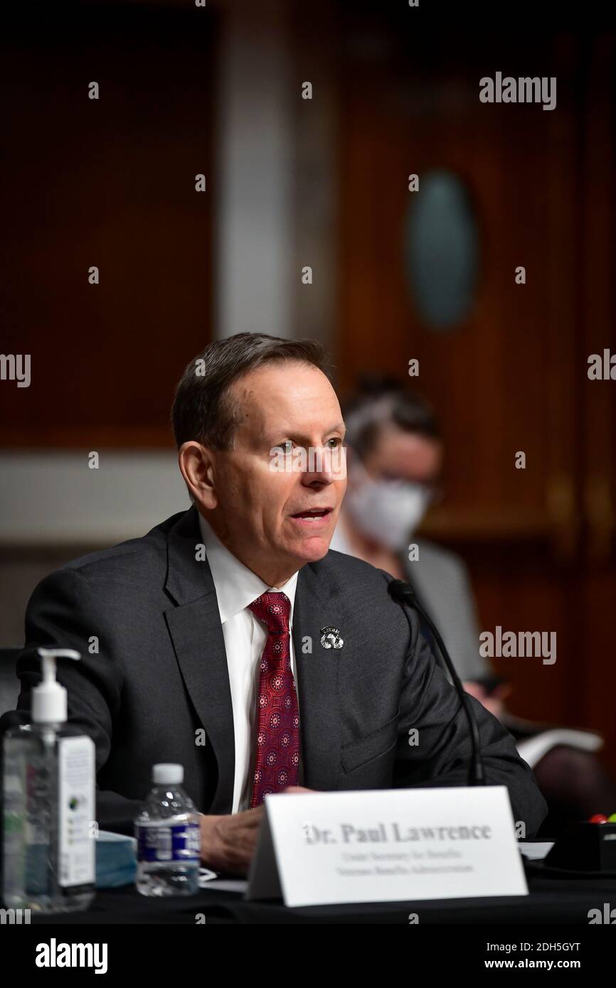 Dr. Paul R. Lawrence, Unterstaatssekretär für Leistungen, Veterans Benefits Administration, U.S. Department of Veterans Affairs, erscheint vor einer Anhörung des Senatsausschusses für Veterans Affairs, um die Reaktion des Department of Veterans Affairs auf COVID-19 im gesamten VA-Unternehmen im Dirksen Senate Office Building auf dem Capitol Hill in Washington zu untersuchen, DC, Mittwoch, 9. Dezember 2020. Kredit: Rod Lampey/CNP /MediaPunch Stockfoto