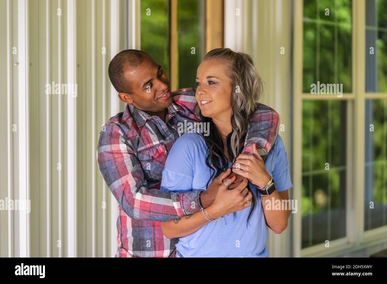 Ein schönes Interracatial Paar genießen einander Gesellschaft Stockfoto