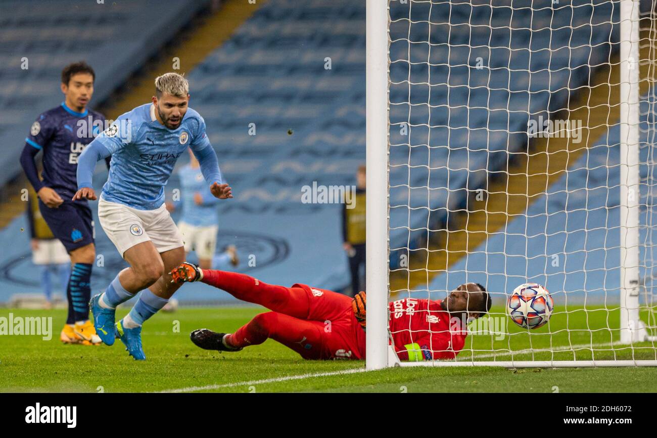 Manchester, Großbritannien. Dezember 2020. Sergio Aguero von Manchester City (2. R) feiert am 9. Dezember 2020 das zweite Tor während des UEFA Champions League-Spiels zwischen Manchester City FC und Olympique de Marseille FC im Etihad Stadium in Manchester, Großbritannien. Quelle: Xinhua/Alamy Live News Stockfoto