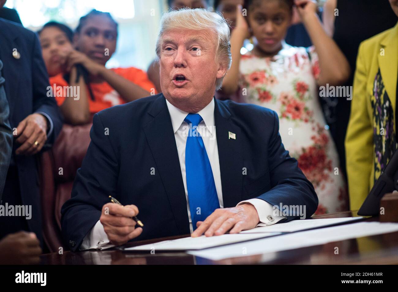 Präsident Donald Trump spricht neben Studierenden vor der Unterzeichnung eines Memorandums der Zugang zu Stammzellen (Wissenschaft, Technologie, Ingenieurwesen und Mathematik) Bildung im Oval Office im Weißen Haus in Washington, D.C. am 25. September 2017 zu erweitern. Foto von Kevin Dietsch/UPI Stockfoto