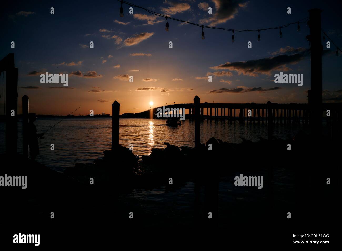 Sonnenuntergang über dem East Pass in Destin Florida am Harbour Walk Marina an der Florida Golfküste. Stockfoto