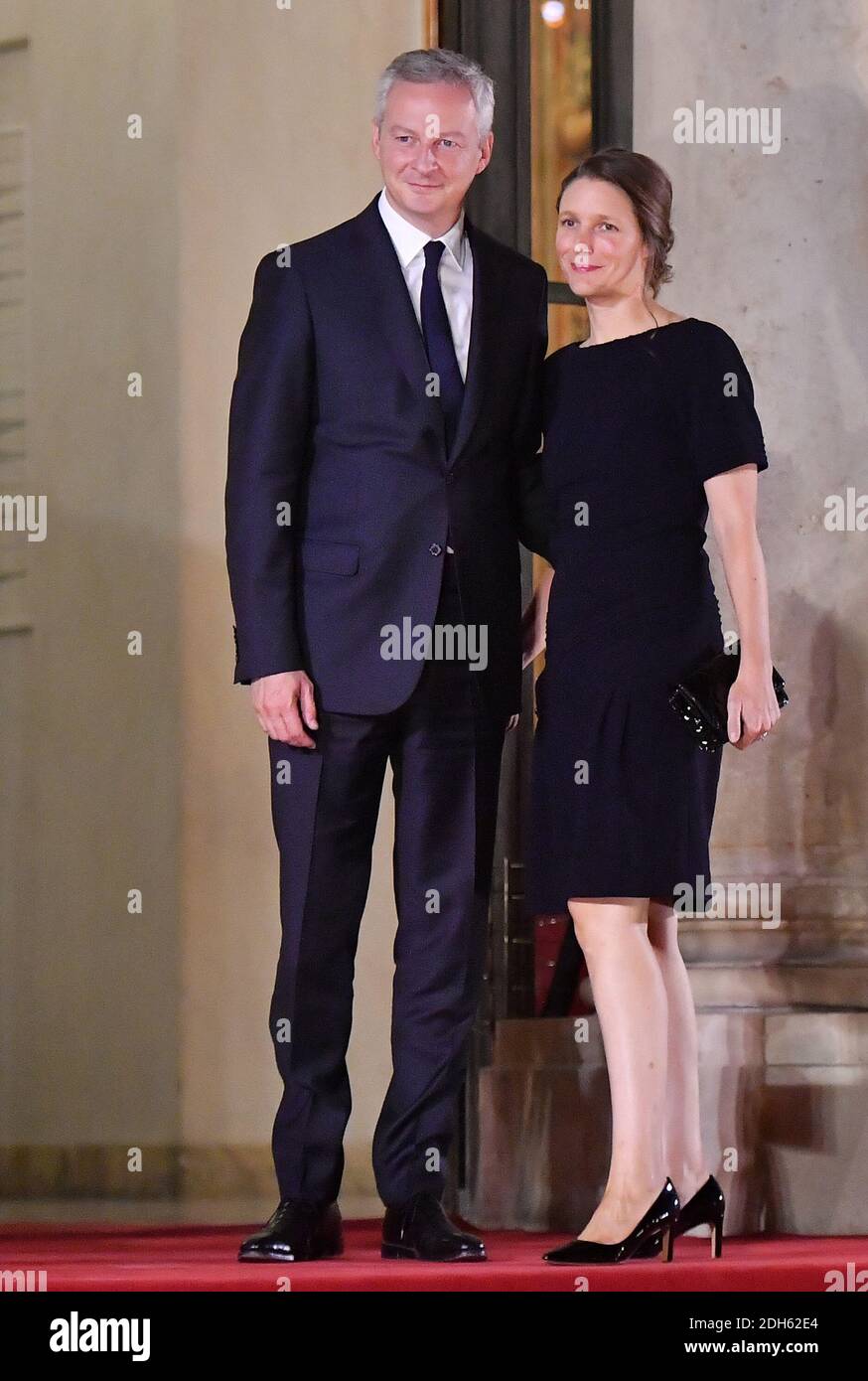 Bruno Le Maire und seine Frau Pauline Doussau de Bazignan kommen zu einem Staatsessen zu Ehren des libanesischen Präsidenten Aoun im Elysee Palast in Paris, Frankreich, am 25. September 2017. Foto von Christian Liewig/ABACAPRESS.COM Stockfoto