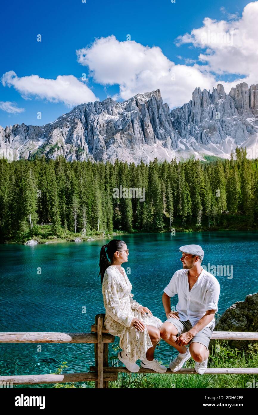 Besuch des bleu Sees in den dolomiten Italien, Karersee mit Latemar, Provinz Bozen, Stockfoto