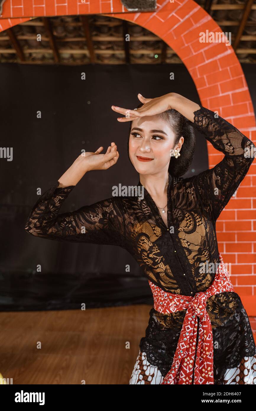 Portrait junger Frauen mit traditionellen javanischen Tanzbewegungen Stockfoto