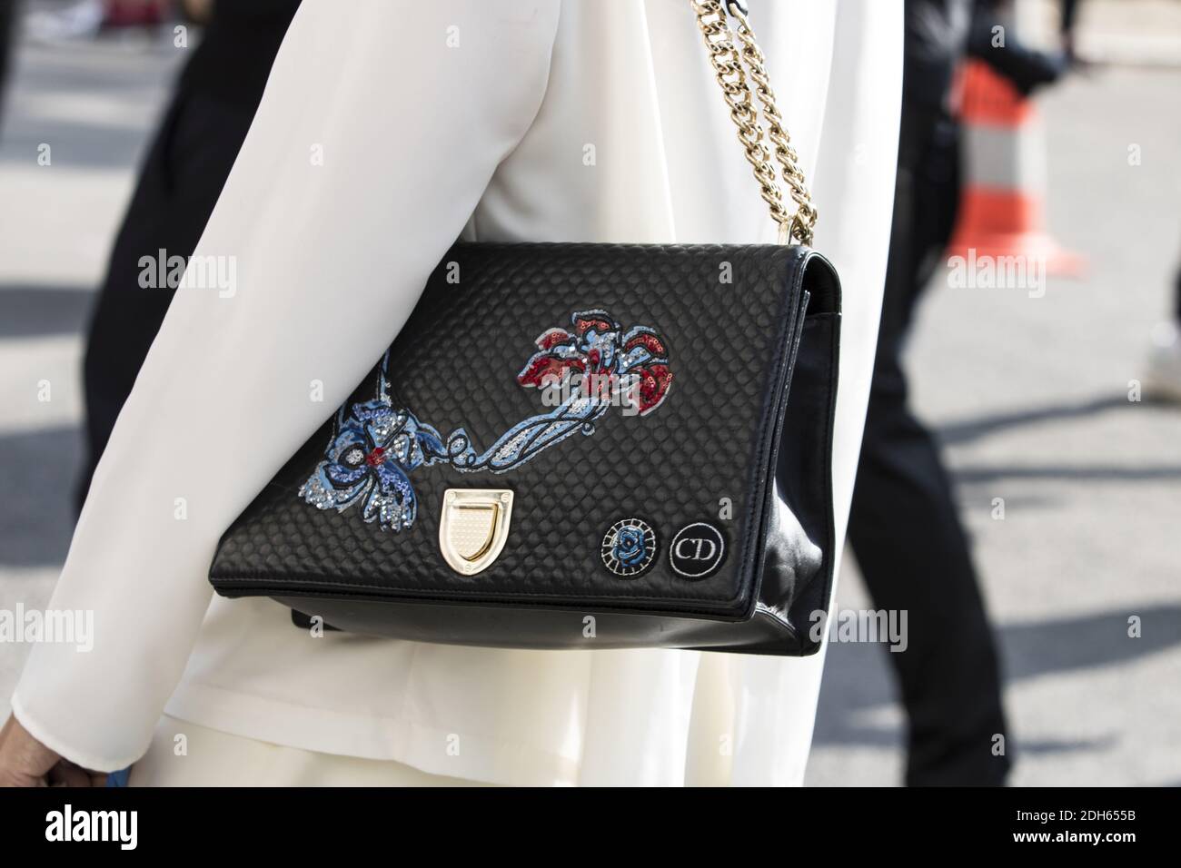 Street Style, Details eines Fashionista-Outfits außerhalb der Dior Fashion Show während der Paris Fashion Week Spring Summer 2018, die am 26. September 2017 in Paris, Frankreich, stattfand.Foto von Silviu Doroftei/ABACAPRESS.COM Stockfoto