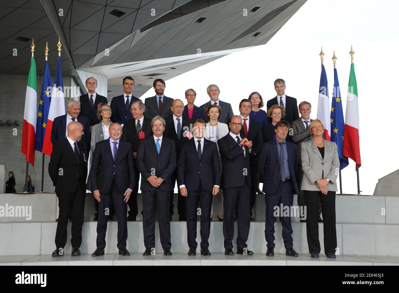 Der französische Präsident Emmanuel Macron (C), der italienische Premierminister Paolo Gentiloni (3. Dezember), der französische Innenminister Gerard Collomb (2. Dezember), der italienische Innenminister Marco Minniti (L), der italienische Außenminister Angelino Alfano (5. Dezember), der französische Minister für den ökologischen und integrativen Wandel Nicolas Hulot (2. Dezember), die italienische Verteidigungsministerin Roberta Pinotti (R) und (2. Reihe) Der italienische Umweltminister Gian Luca Galletti (L), die französische Kulturministerin Francoise Nyssen (2.), der italienische Wirtschafts- und Finanzminister Pier Carlo Padoan (3.), der französische Außenminister Jean-Yves Le Drian (4 Stockfoto