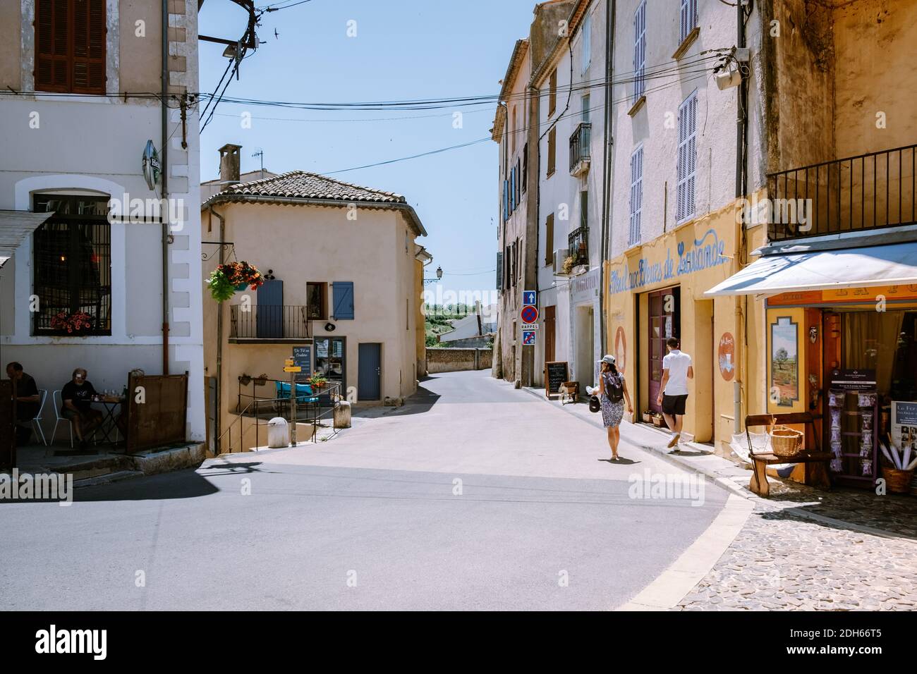 Valensole Provence Frankreich Juni 2020, Straßen des bunten Dorfes Valensole im Sommer Stockfoto
