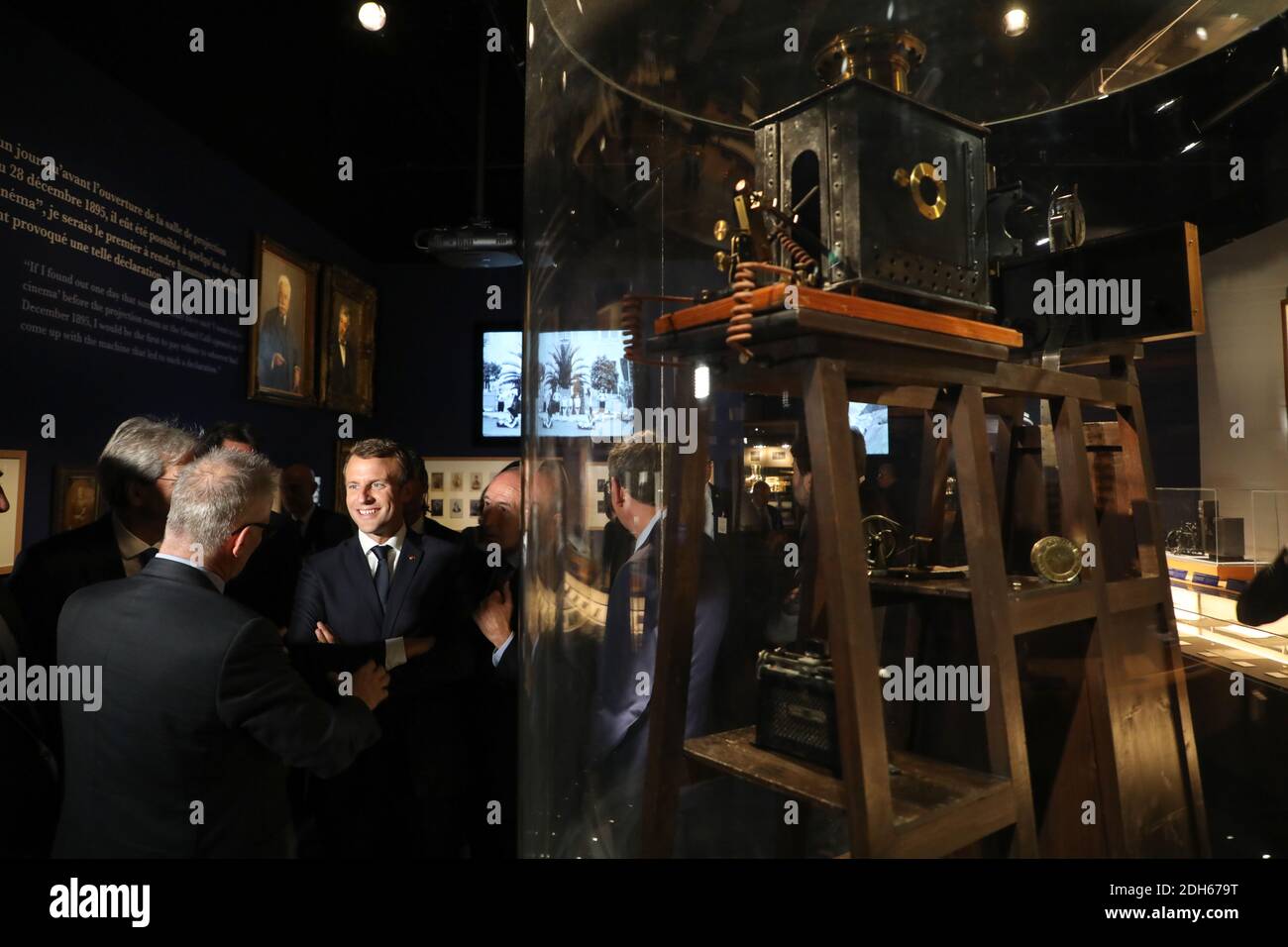 Der französische Präsident Emmanuel Macron (2ndL Rear) steht bei "Le Cinematographe" (R), der Kinokamera und dem Projektor, die die Brüder Lumiere 1895 erfanden, während eines Besuches der "Lumiere ! l'Invention du Cinema' Ausstellung im Confluences Museum in Lyon am 27. September 2017 im Rahmen des 34. Französisch-italienischen Gipfels. Foto von Ludovic Marin/Pool/ABACAPRESS.COM Stockfoto