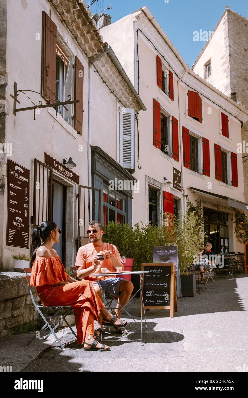 Blick auf Gordes, eine kleine mittelalterliche Stadt in der Provence, Frankreich Juni 2020. Ein Blick auf die Dachschrägen dieses schönen Dorfes Stockfoto