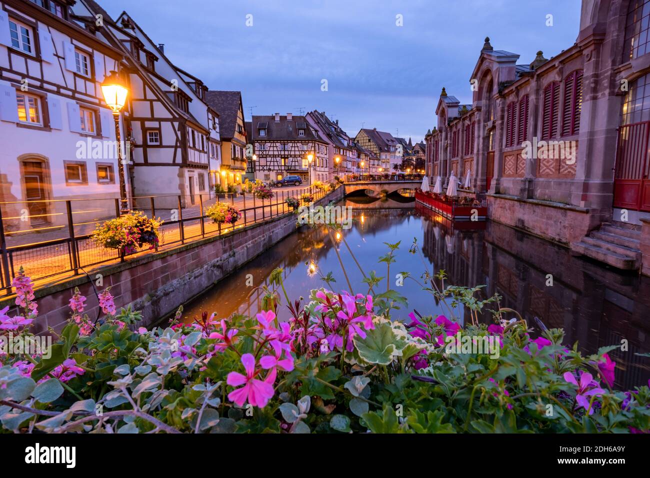 Colmar, Elsass, Frankreich. Petite Venice, Wasserkanal und traditionelle Fachwerkhäuser. Colmar ist eine charmante Stadt im Elsass, Fr. Stockfoto