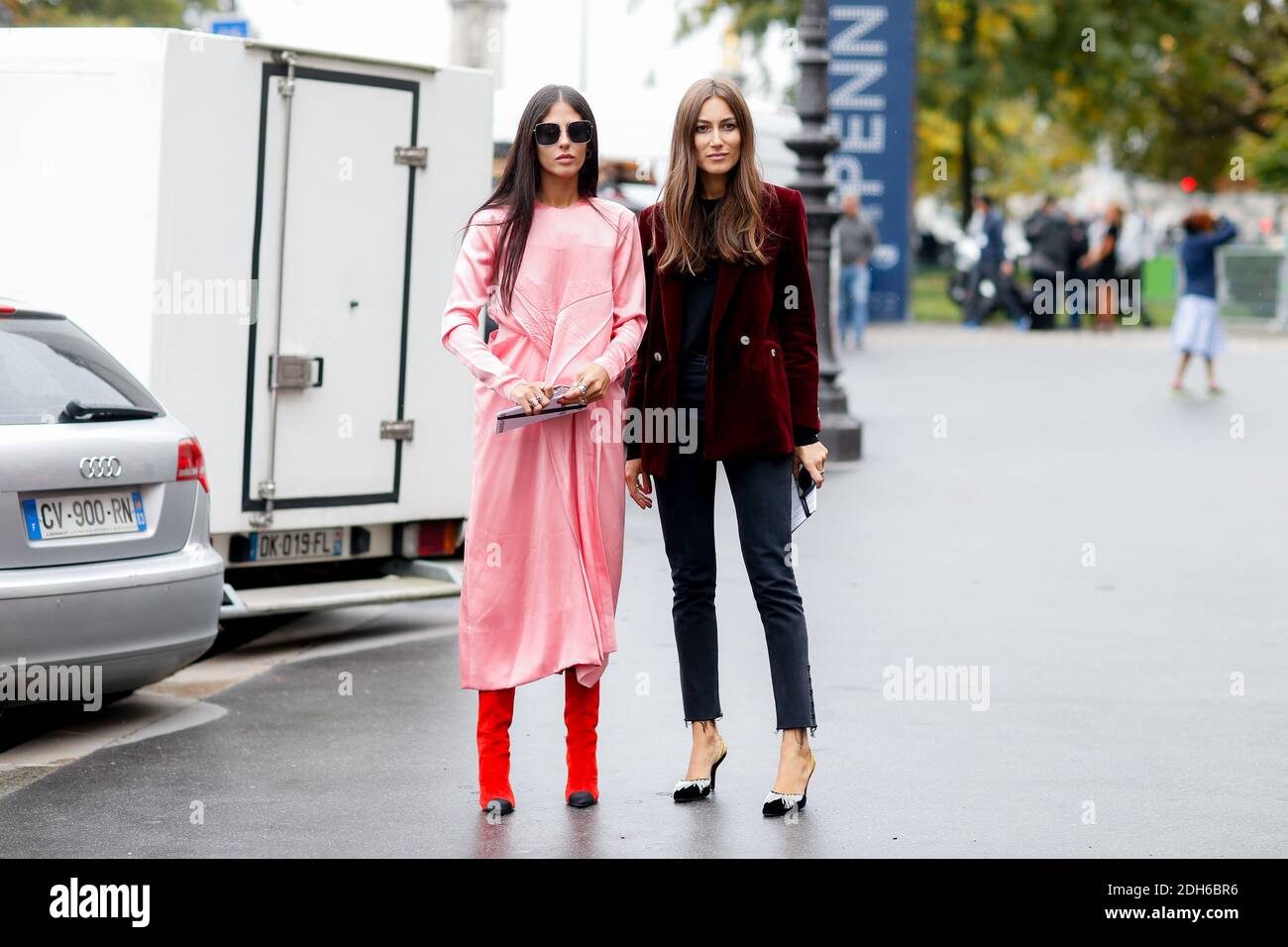 Im Stil der Straße, Gilda Ambrosio und Giorgia Tordini Ankunft in Paco Rabanne Frühjahr-Sommer 2018 Show im Grand Palais, in Paris, Frankreich, am 28. September 2017 statt. Foto von Marie-Paola Bertrand-Hillion/ABACAPRESS.COM Stockfoto