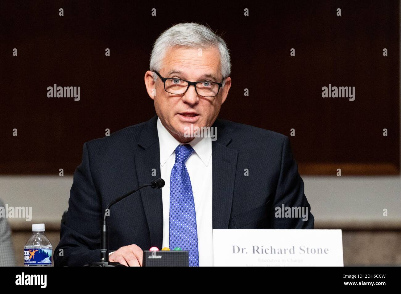 Washington, Usa. Dezember 2020. Richard A. Stone, M.D., Executive in Charge, Veterans Health Administration, U.S. Department of Veterans Affairs, spricht bei einer Anhörung des Veterans Affairs Committee des Senats. Kredit: SOPA Images Limited/Alamy Live Nachrichten Stockfoto