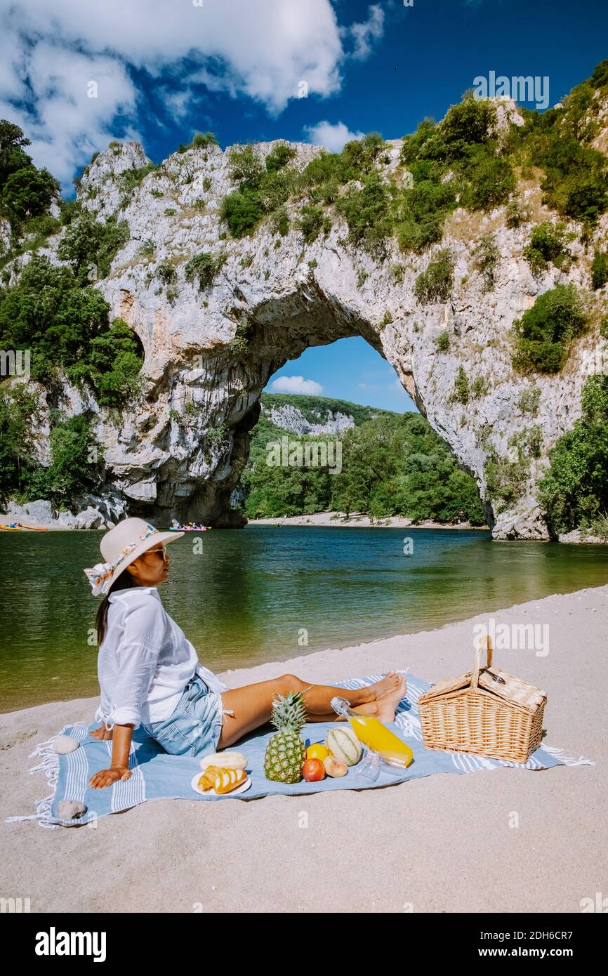 Frau im Urlaub in der Ardeche France Pont d Arc, Ardeche Frankreich, Blick auf den Narural Bogen in Vallon Pont d'Arc in der Ardeche Schlucht i Stockfoto