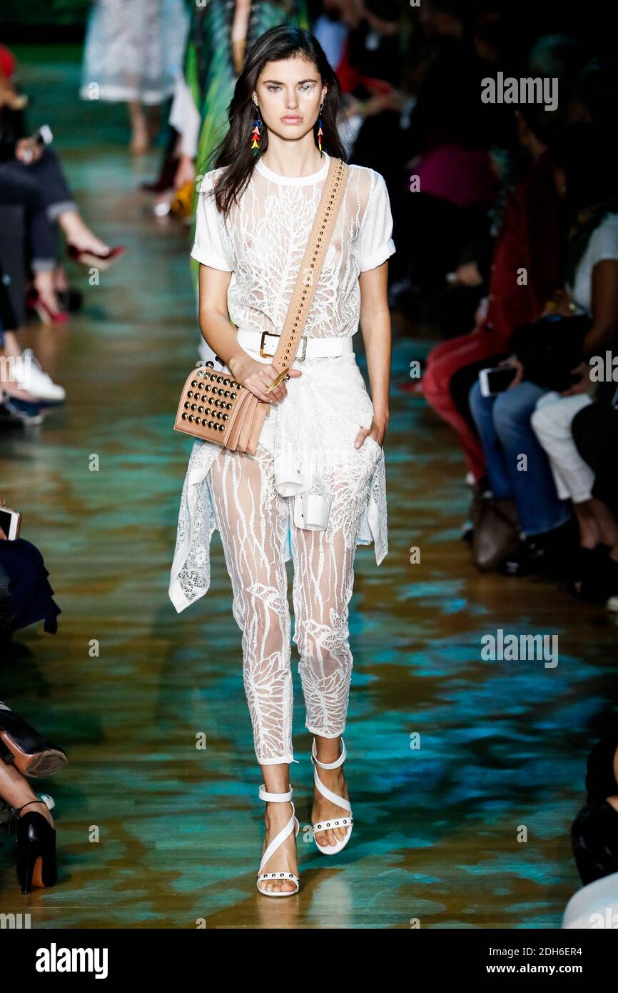 Alex Binaris läuft während der Elie Saab Show im Rahmen der Paris Fashion Week Womenswear Spring/Summer 2018 am 30. September 2017 in Paris, Frankreich, über die Landebahn. Foto von Alain Gil-Gonzalez/ABACAPRESS.COM Stockfoto