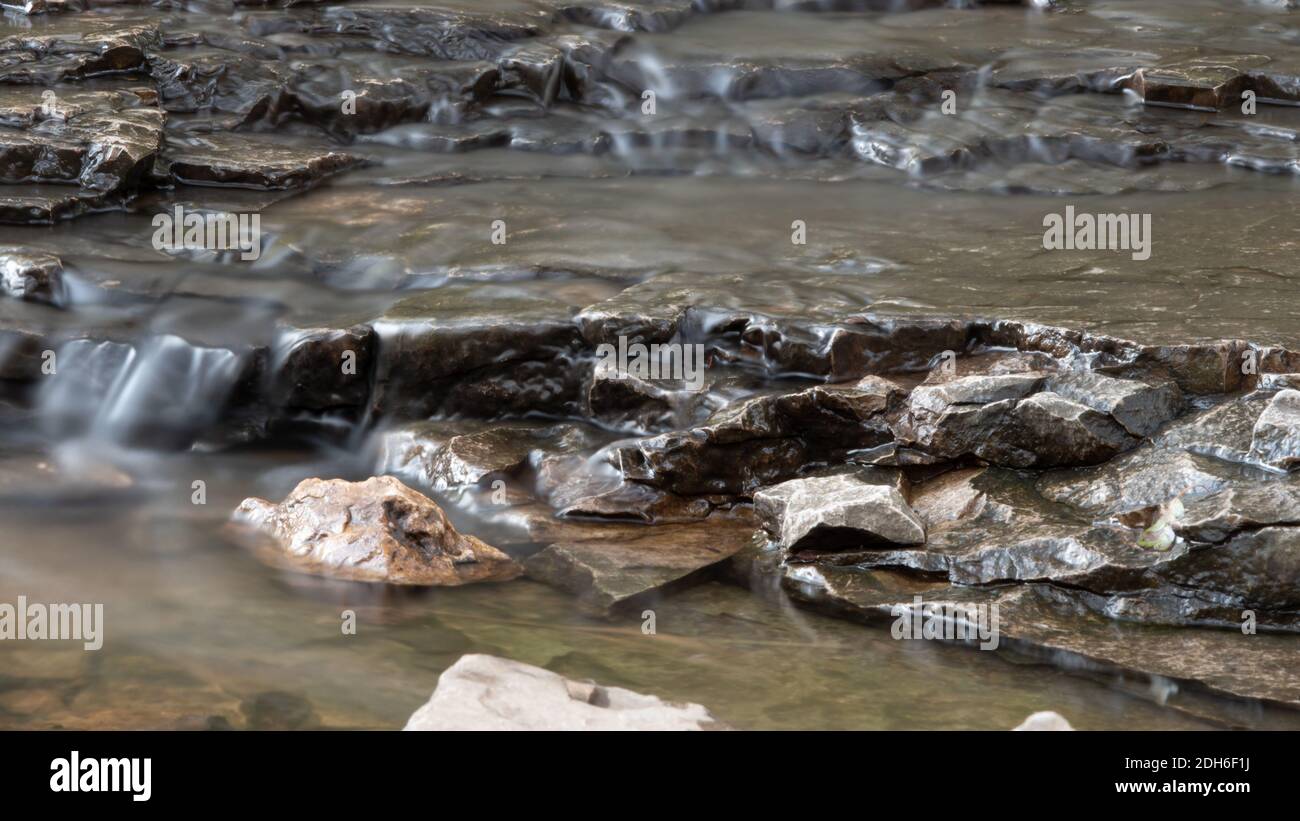 Landschaft eines Baches mit kristallinem, langandauerndem Fließwasser Stockfoto