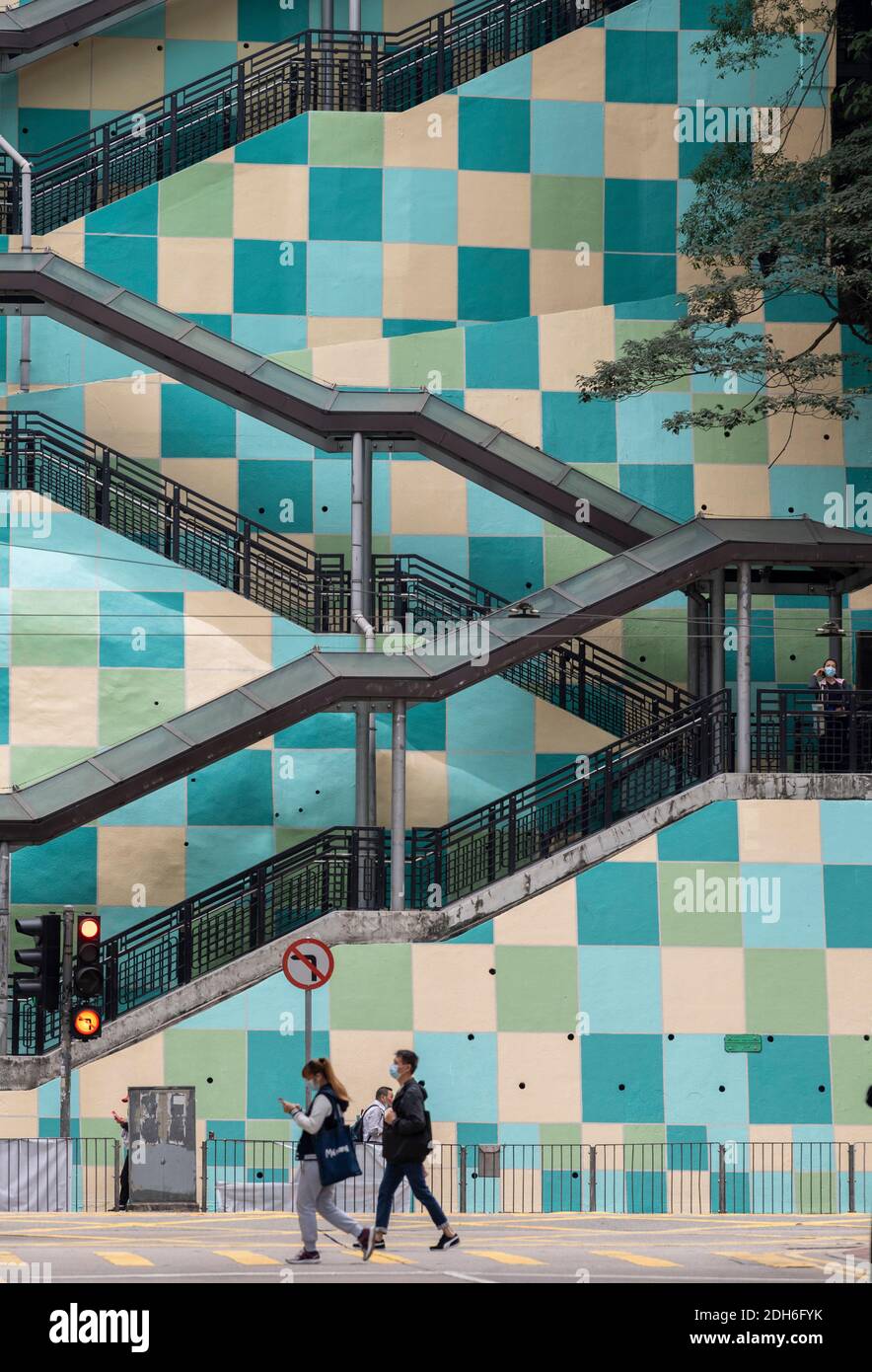 Hongkong, China: 09. Dez. 2020. .by Fortress Hill MTR Station ist eine der auffälligsten öffentlichen Treppen in Hongkong mit Patchwork-Stil wa gemustert Stockfoto