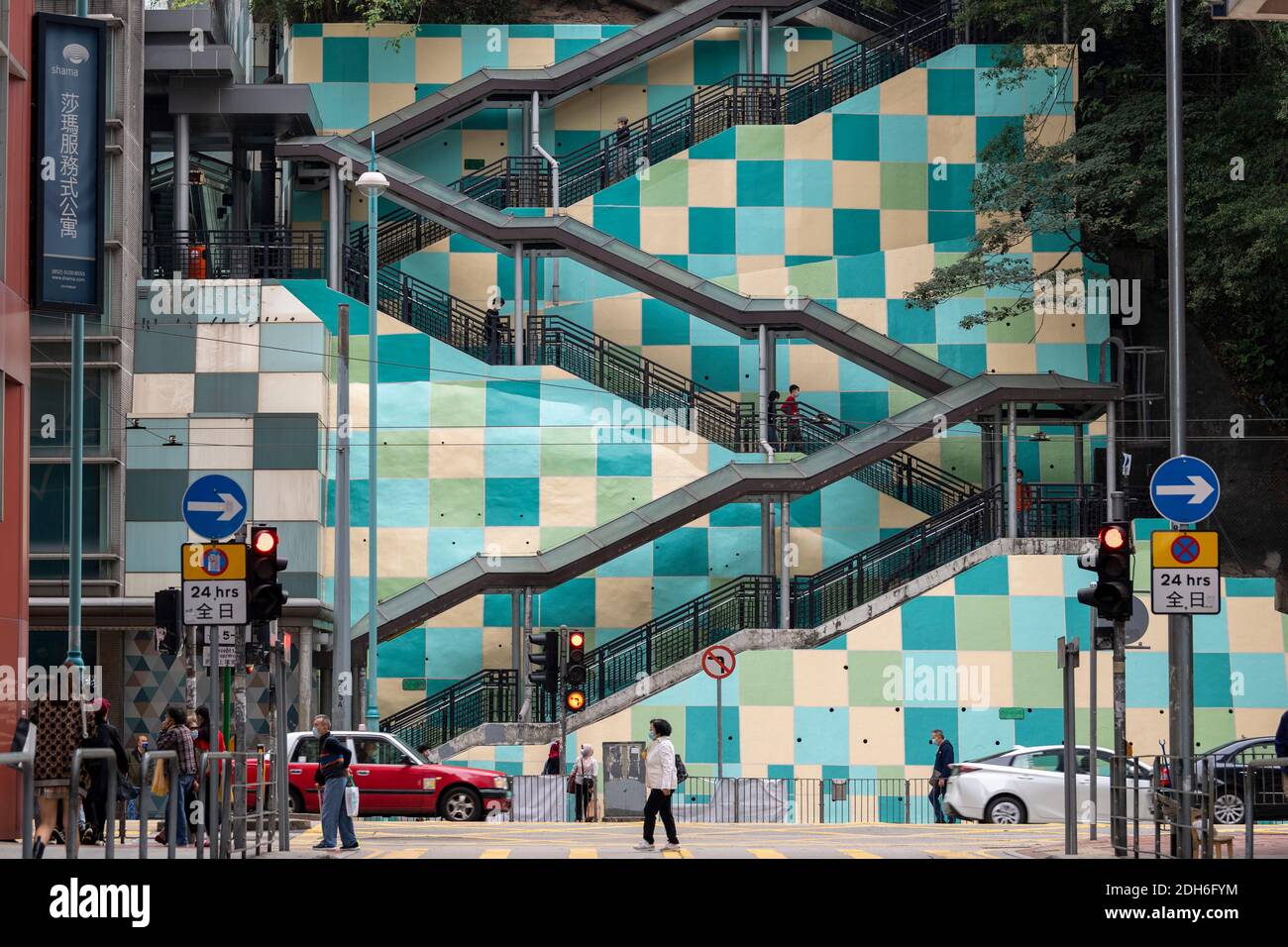 Hongkong, China: 09. Dez. 2020. .by Fortress Hill MTR Station ist eine der auffälligsten öffentlichen Treppen in Hongkong mit Patchwork-Stil wa gemustert Stockfoto