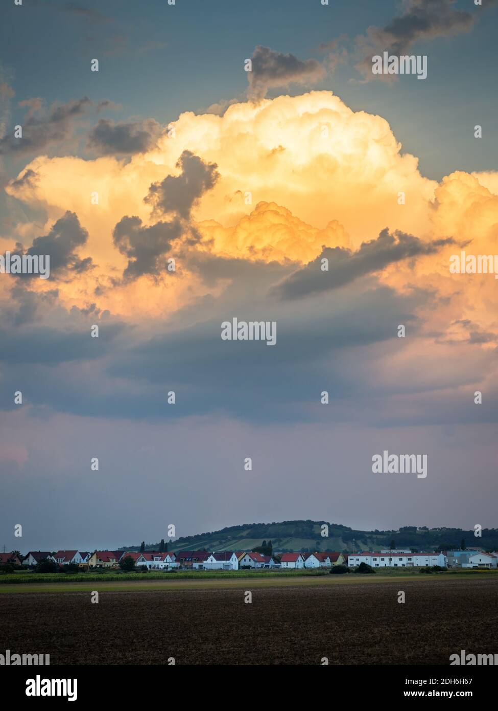 Dramatische Wolke in Orange Tönen im Burgenland Stockfoto