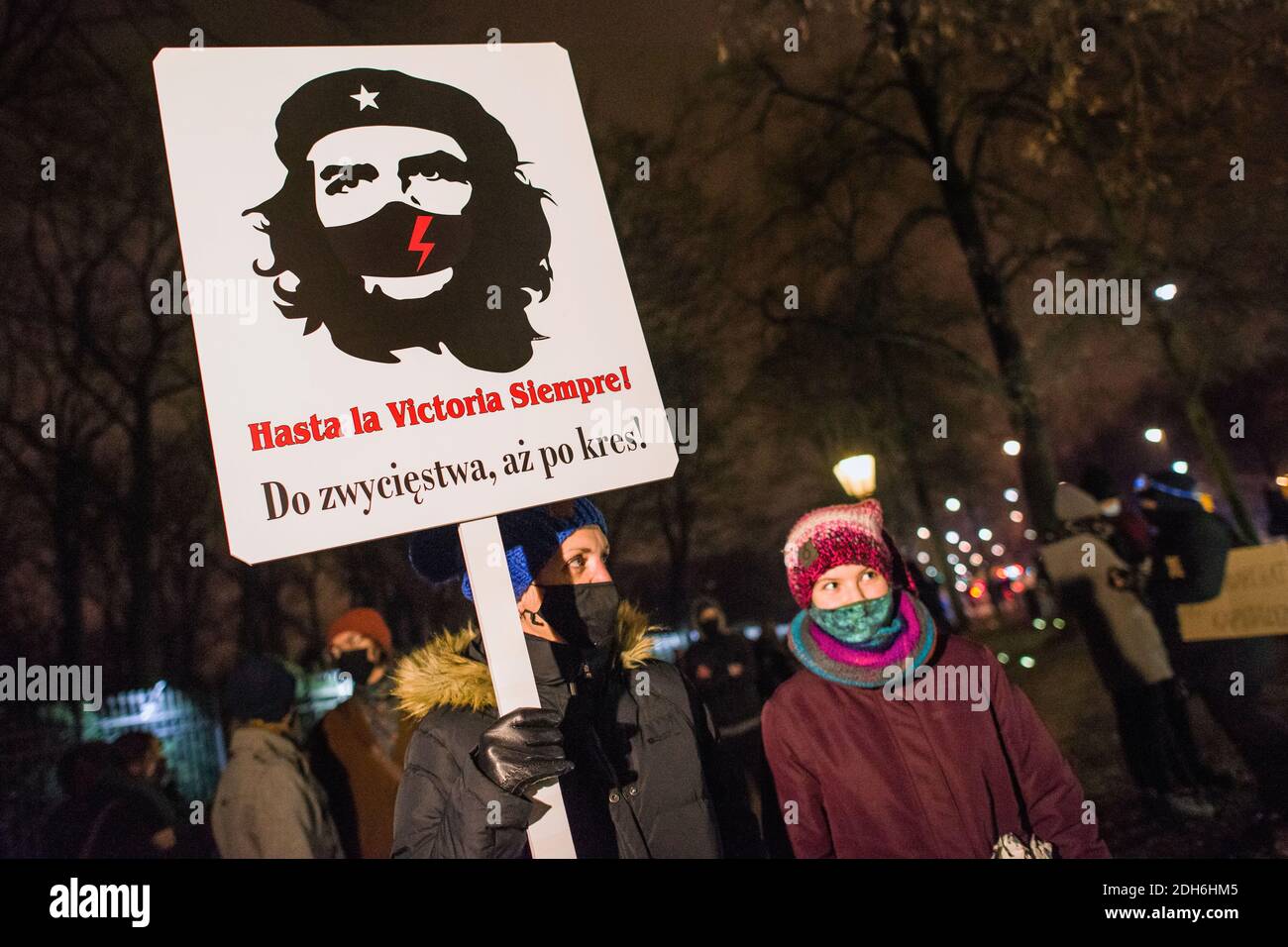 Eine Protesterin, die während der Demonstration ein Plakat hält, auf dem sie ihre Meinung zum Ausdruck bringt. Unter dem Motto "EIN Weg für die Zukunft" (Spacer dla Przyszlosci) versammelten sich Hunderte von Studenten im Kanzleramt und forderten den Rücktritt von Ministerpräsident Przemyslaw Czarnek von der Regierungspartei Recht und Gerechtigkeit (PiS) als Minister für Bildung und Wissenschaft, den sie als "einen homophoben Minister, der kontroverse Ansichten verkündete" bezeichneten. Auch der Frauenstreik (Strajk Kobiet) und der Jugendstreik für Klima (MSK) schlossen sich dem Bildungsstreik an. Stockfoto