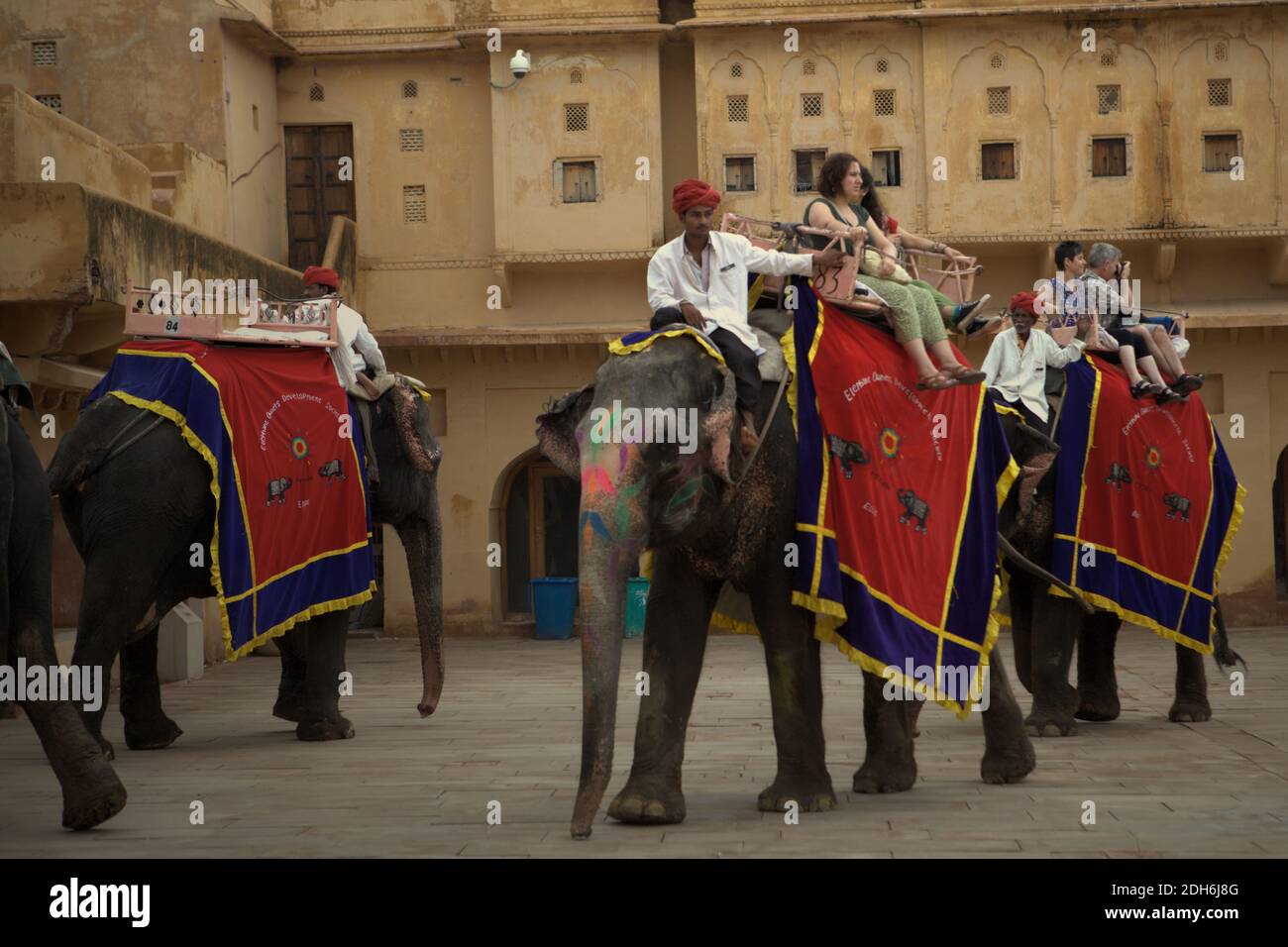 Amer, Rajasthan, Indien. Dezember 2020. Mahouts aus Hathi Gaon Elefantendorf, die Touristen in Amer Fort, Rajasthan, Indien dienen, gehören zu denen, die finanzielle Beihilfen vom staatlichen Chief Minister Ashok Gehlot erhalten, als eine Erleichterung von Coronavirus Pandemie. Elefantenreiten im Amer Fort (im Bild) wurden am 23. November wieder eröffnet, aber die Familien der Mahouts, die meisten sind Dorfbewohner von Hathi Gaon, leiden bereits seit neun Monaten an einer Pause aufgrund der Covid-19-Pandemie, wie Times of India (TOI) am 10. Dezember 2020 berichtet. Stockfoto