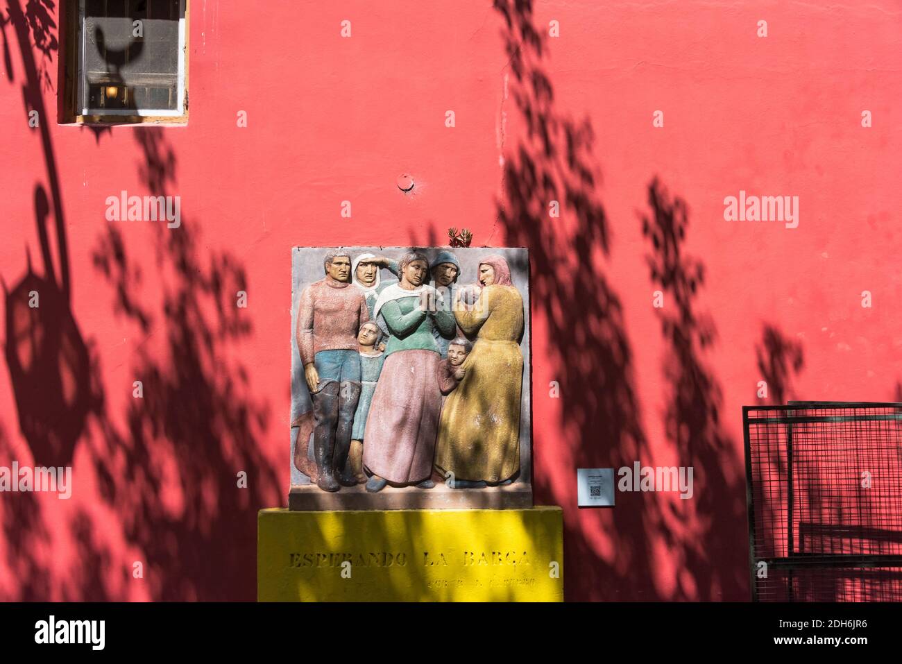 Farbenfrohes Gebäude und Statue in Caminito, La Boca, Buenos Aires, Argentinien Stockfoto