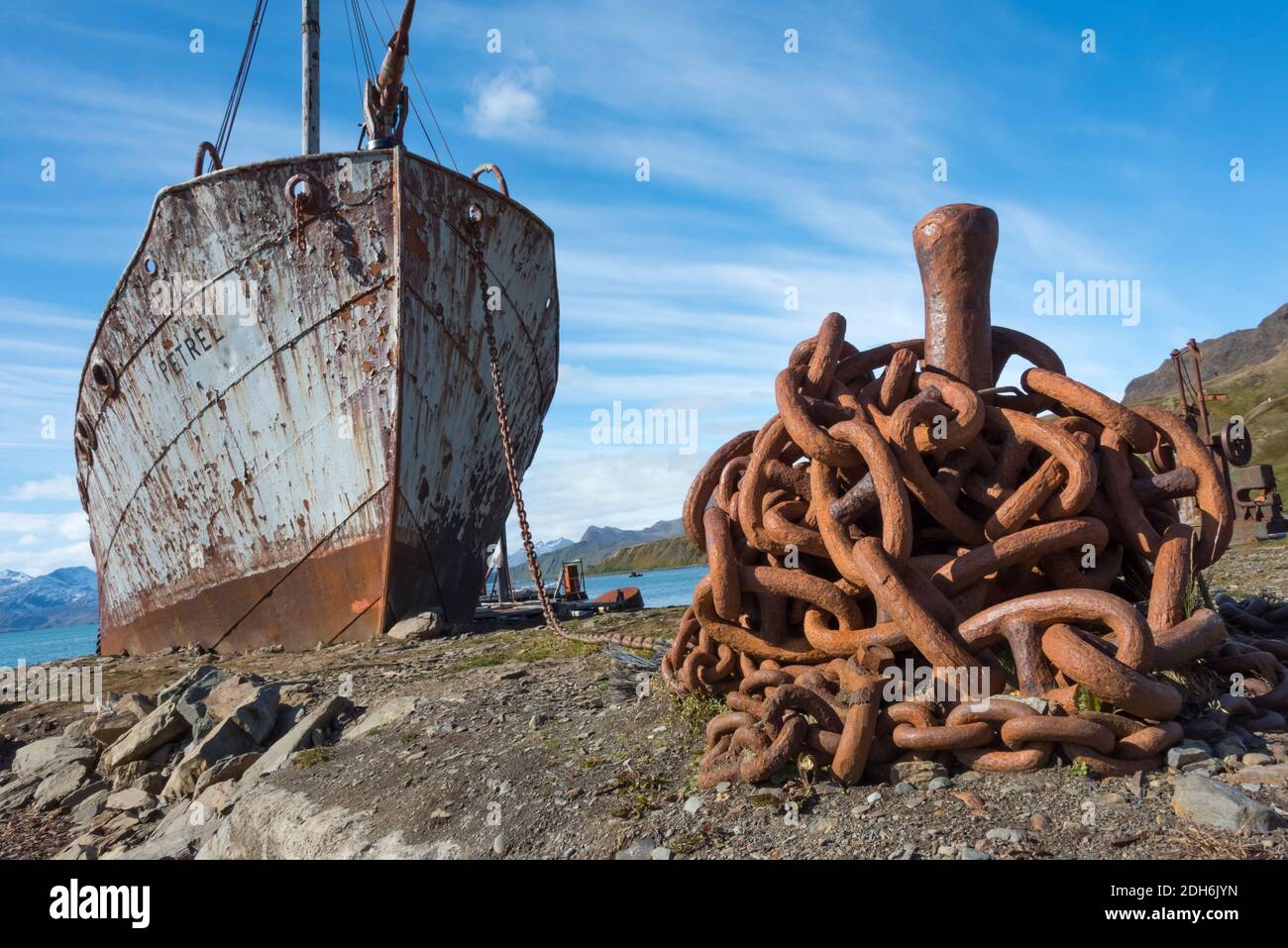 Schiffswrack und rostige Kette am Strand, Grytviken (verlassene Walfangstation), Südgeorgien, Antarktis Stockfoto