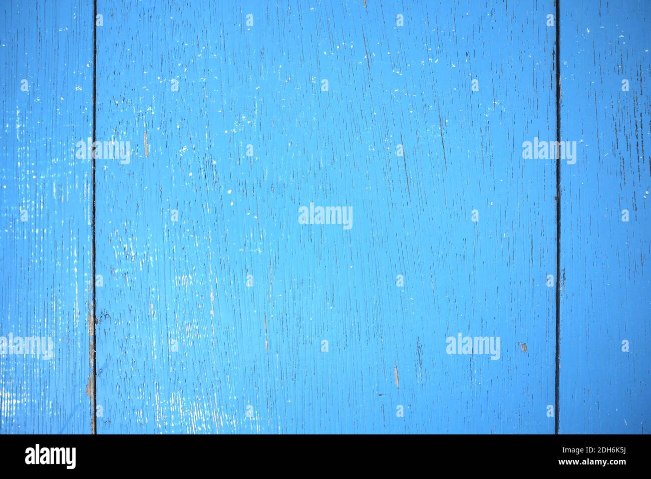 Verwitterter alter Holzhintergrund mit heller himmelblauer Farbe. Holzstruktur Muster. Stockfoto