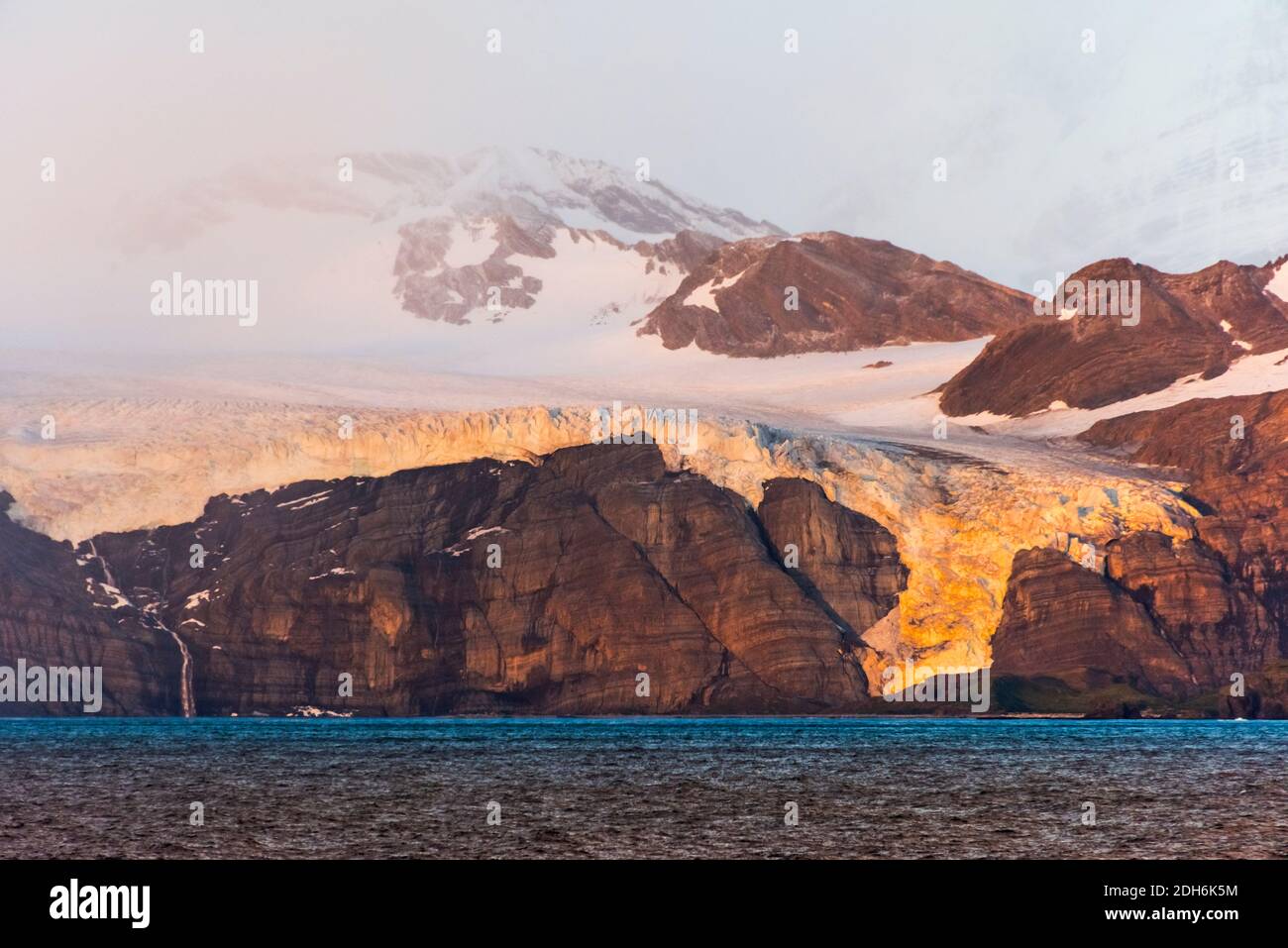 Sonnenansicht der Insel im Südatlantik, Gold Harbour, Südgeorgien, Antarktis Stockfoto