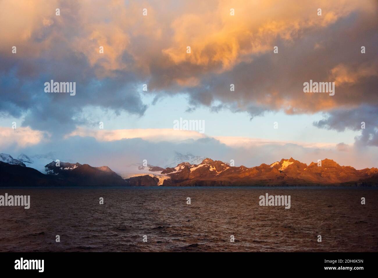 Sonnenaufgang Blick auf die Insel im Südatlantik, Gold Harbor, South Georgia Island Stockfoto