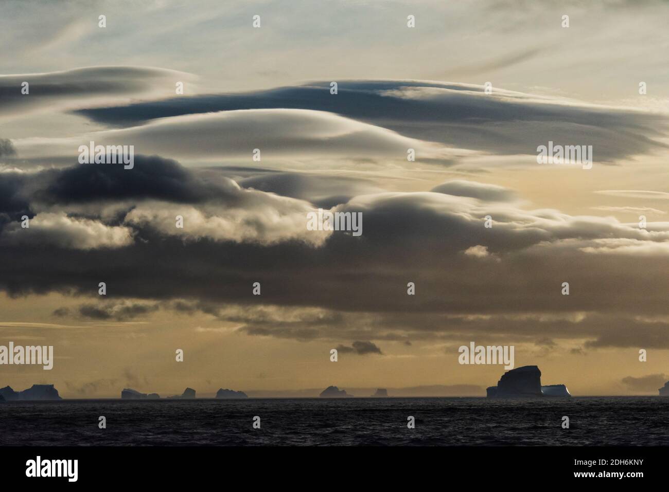 Wolkenlandschaft über dem Eisberg im Südatlantik, Antarktis Stockfoto