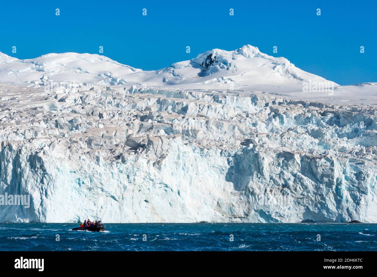 Tierkreis nähert sich Eisberg im Südatlantik, Near Point Wild, Elefanteninsel, Antarktis Stockfoto