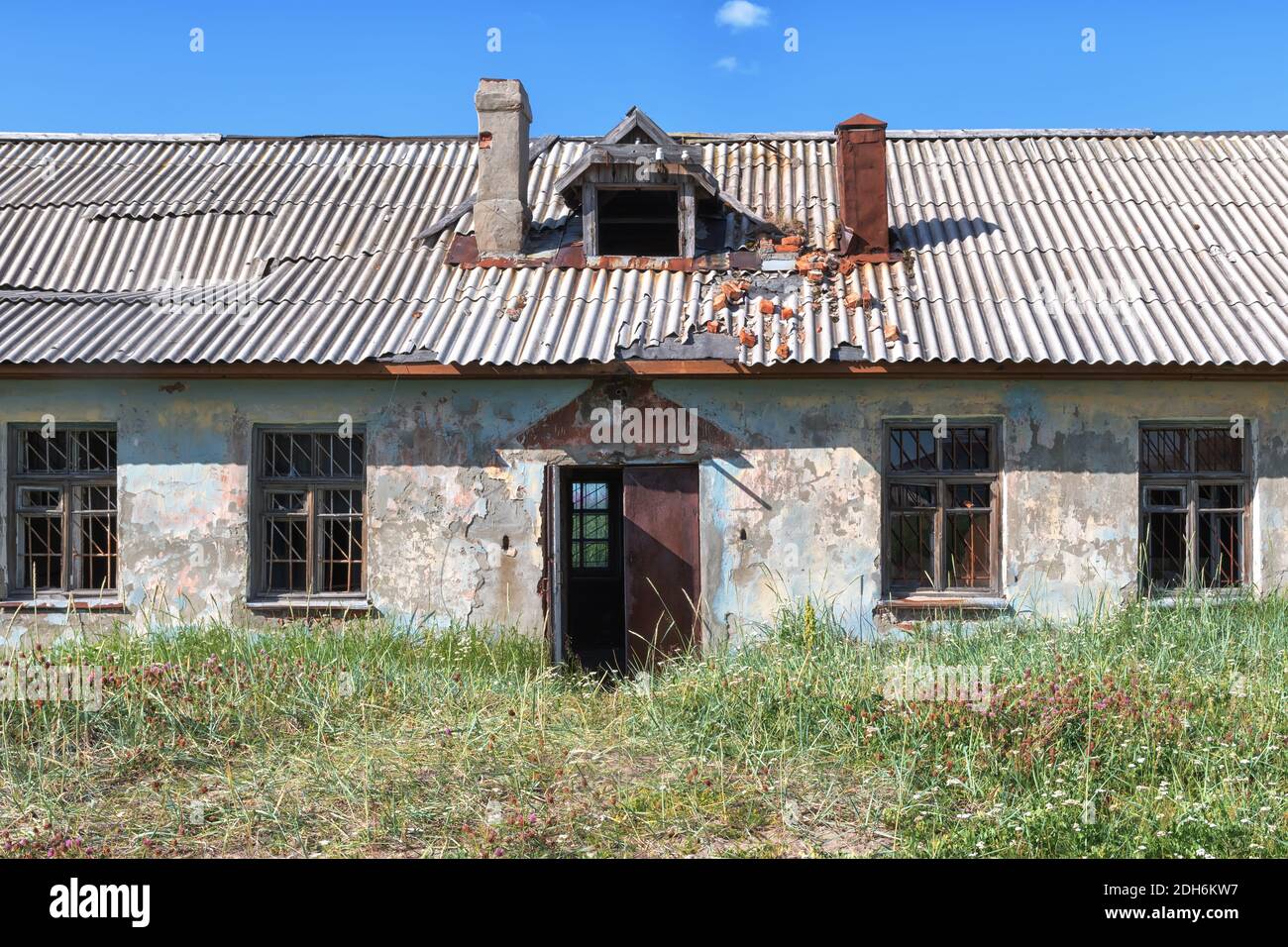 Alt zerstört verlassenen rohen Holzhaus mit dem ausgebrochen fenster Stockfoto
