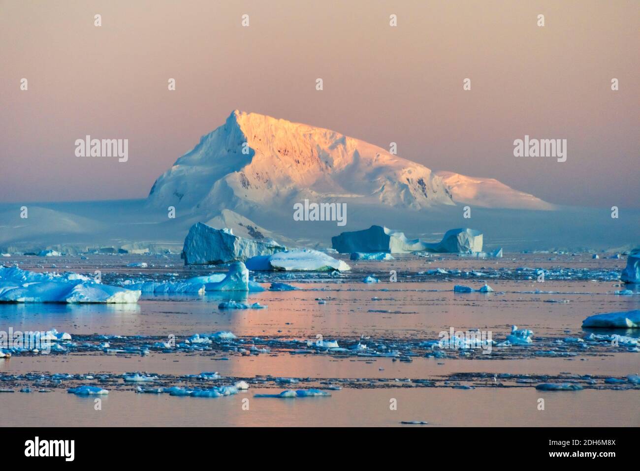 Schneebedeckte Insel und schwimmendes Eis im Südatlantik, Antarktis Stockfoto