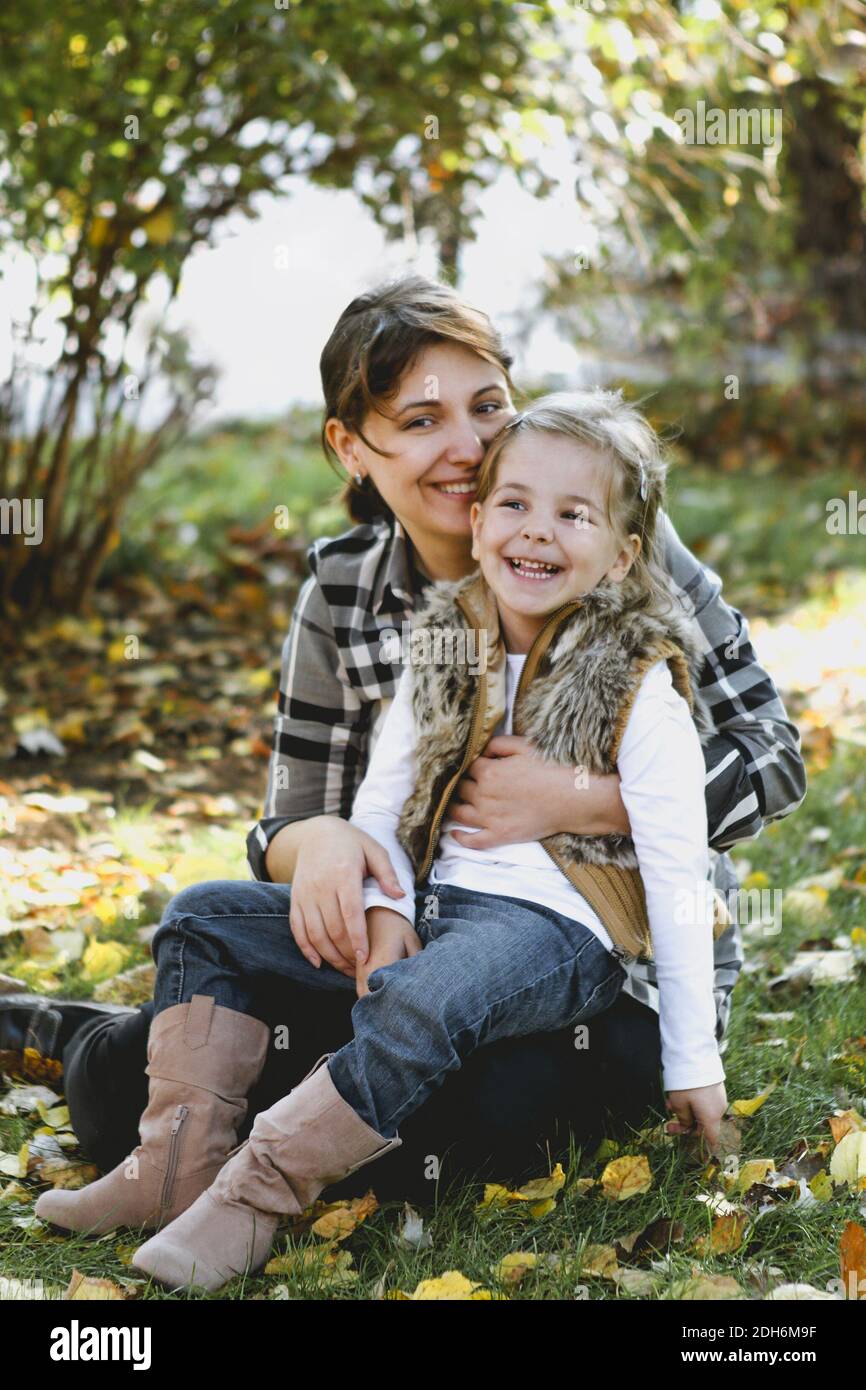 Glückliche Frau mit Tochter im herbstlichen Park Stockfoto