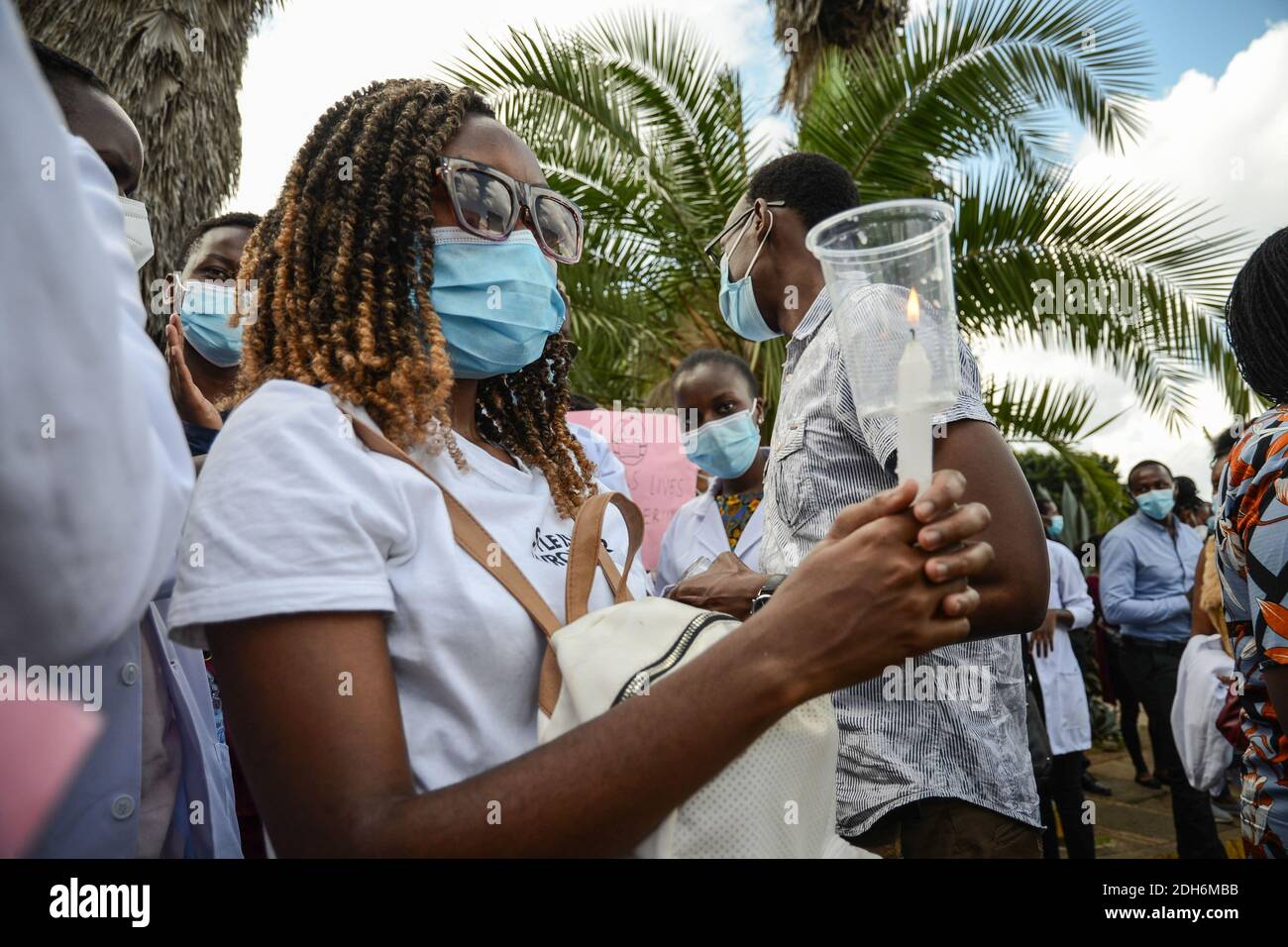 Nairobi, Kenia. Dezember 2020. Ein Protestler, der während der Demonstration eine brennende Kerze in der Hand hält.Gesundheitsarbeiter protestieren vor dem Hauptquartier des Gesundheitsministeriums, um einen ihrer Kollegen, Dr. Stephen Mogusu, zu ehren, einen 28-jährigen medizinischen Mitarbeiter, der dem Coronavirus erlag und über schlechte Arbeitsbedingungen, Mangel an PPEs (Persönliche Schutzausrüstung) Und Nichtbezahlung von Risikozulagen für ihre Kollegen, die während dieses COVID-19-Zeitraums vor Ort sind. Kredit: SOPA Images Limited/Alamy Live Nachrichten Stockfoto