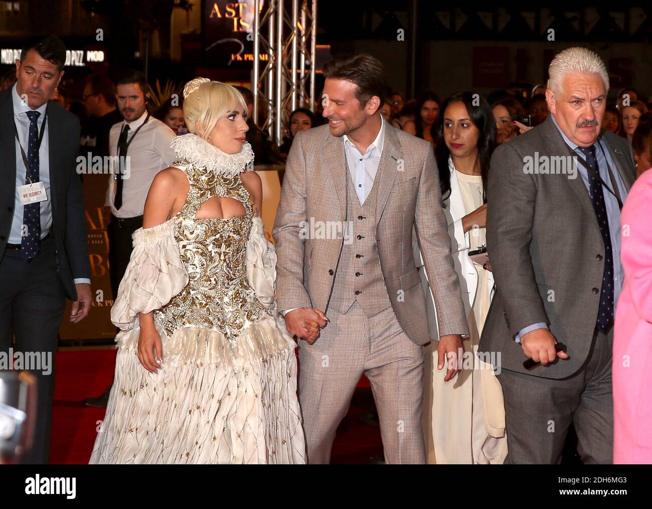 LONDON, GROSSBRITANNIEN - 27. Sep 2018: Lady Gaga und Bradley Cooper nehmen an der UK-Premiere von 'A Star is Born' Teil, die am 27. September im Vue West End stattfand Stockfoto