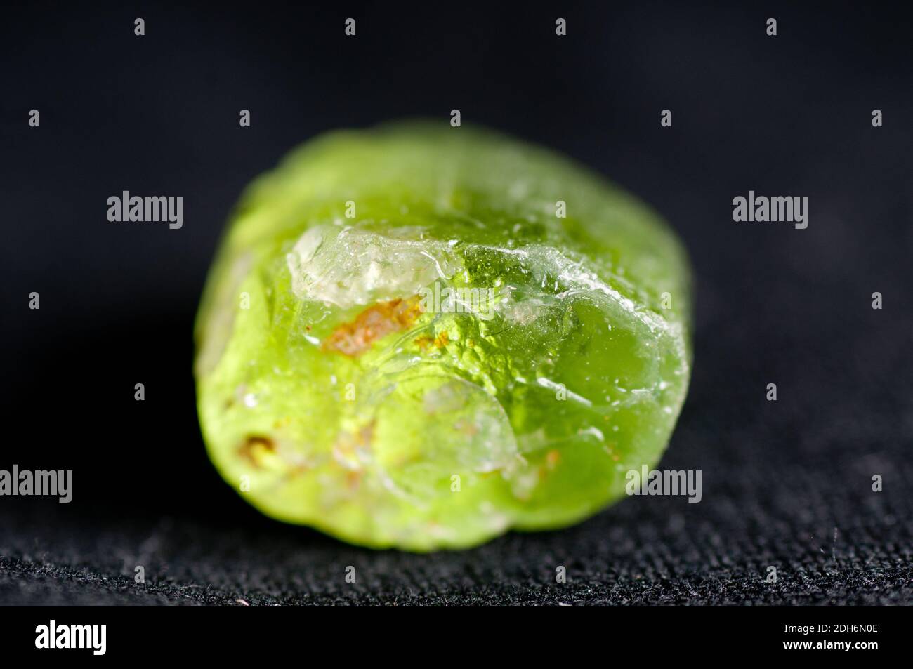 Pulsierende grüne Forsterit crystal Mineral probe Juwel, Wissenschaft Geologie Stockfoto