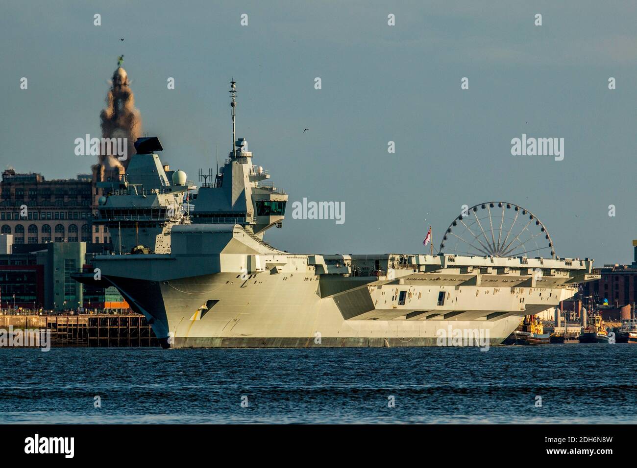 River Mersey, New Brighton, Merseyside, 6. März 2020, HMS Prince of Wales verlässt den Hafen von Liverpool nach einem einwöchigen Aufenthalt in Liverpool, als sie auf See zurückkehrt, um ihre Arbeit vor der Rotary Wing Embarkation und weiteren Sea Trials mit der F-35B im Januar 2020 fortzusetzen, bevor sie oa F-35B aus 617 Geschwader abschied Die gemeinsame RAF Fleet Air Arm Squadron flog über den Träger Stockfoto