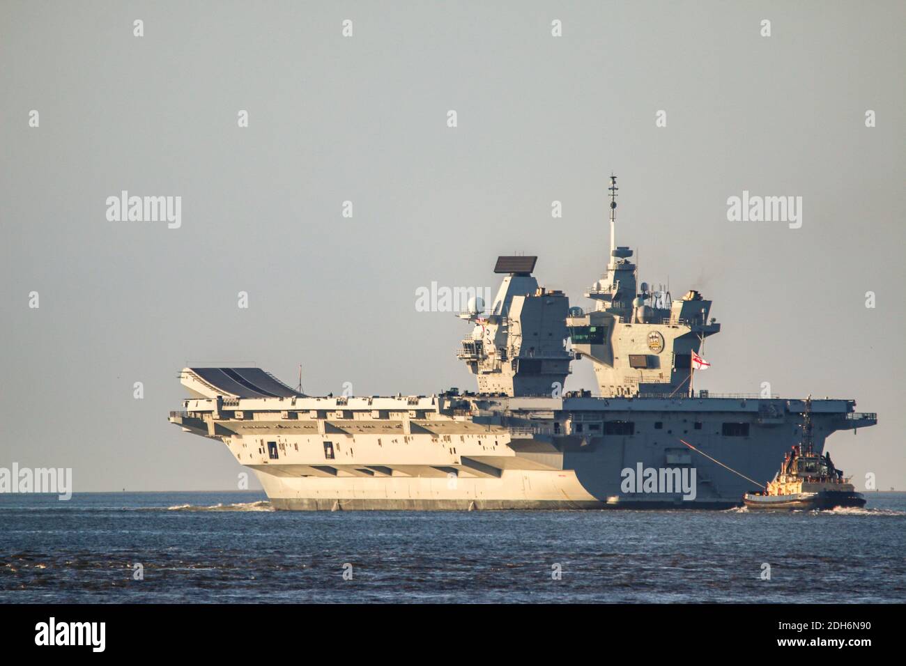 River Mersey, New Brighton, Merseyside, 6. März 2020, HMS Prince of Wales verlässt den Hafen von Liverpool nach einem einwöchigen Aufenthalt in Liverpool, als sie auf See zurückkehrt, um ihre Arbeit vor der Rotary Wing Embarkation und weiteren Sea Trials mit der F-35B im Januar 2020 fortzusetzen, bevor sie oa F-35B aus 617 Geschwader abschied Die gemeinsame RAF Fleet Air Arm Squadron flog über den Träger Stockfoto