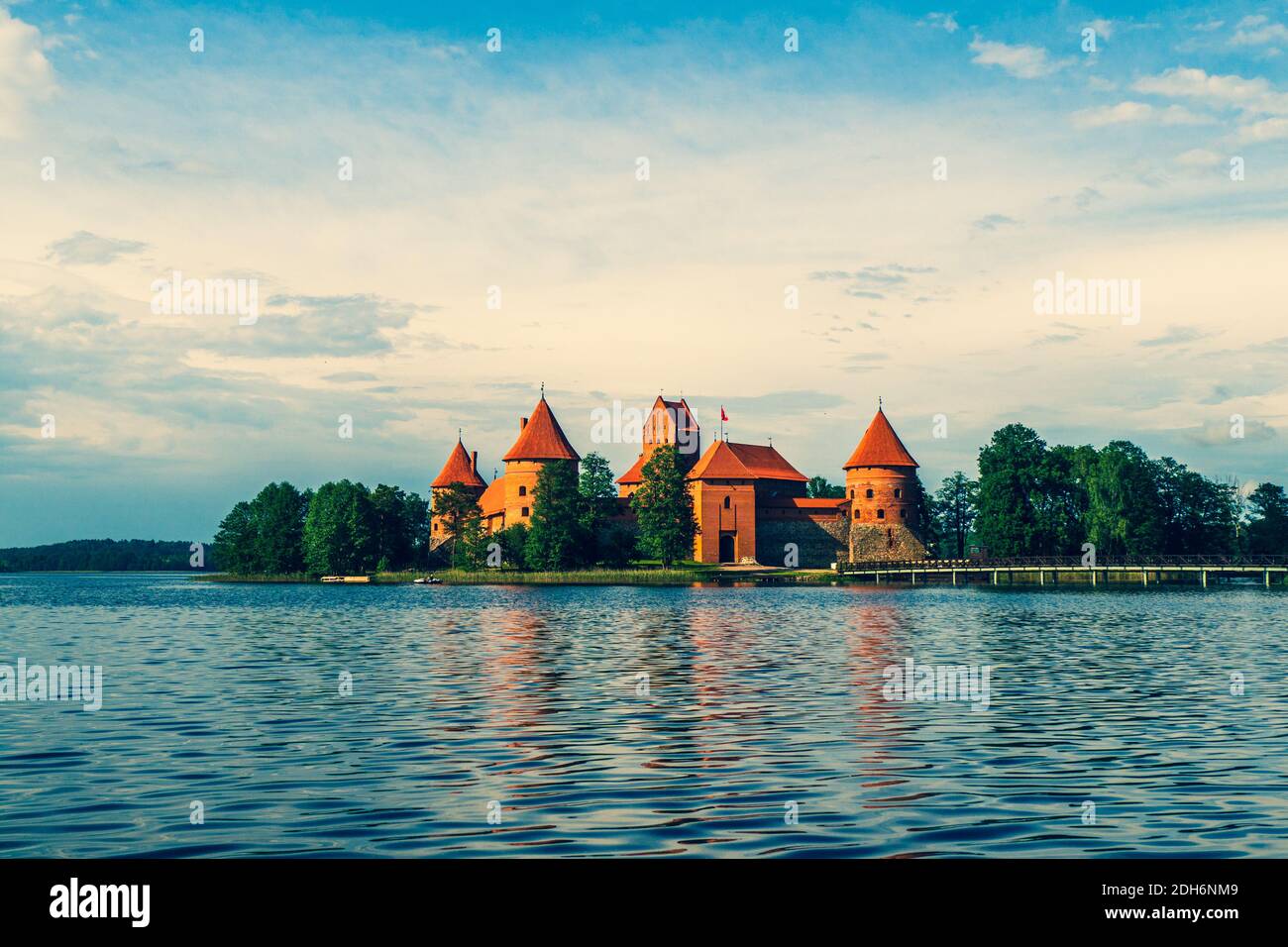 Trakai Insel Schloss in Lake Galve, beliebteste Touristenziel in Litauen. Drohnenansicht Stockfoto