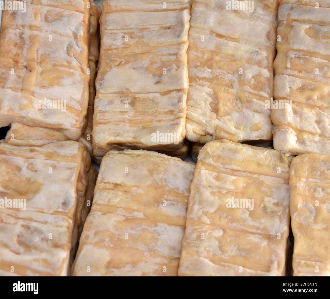 Gruppen von behaarten und stinkenden Tofu auf dem Stand für Verkauf Stockfoto