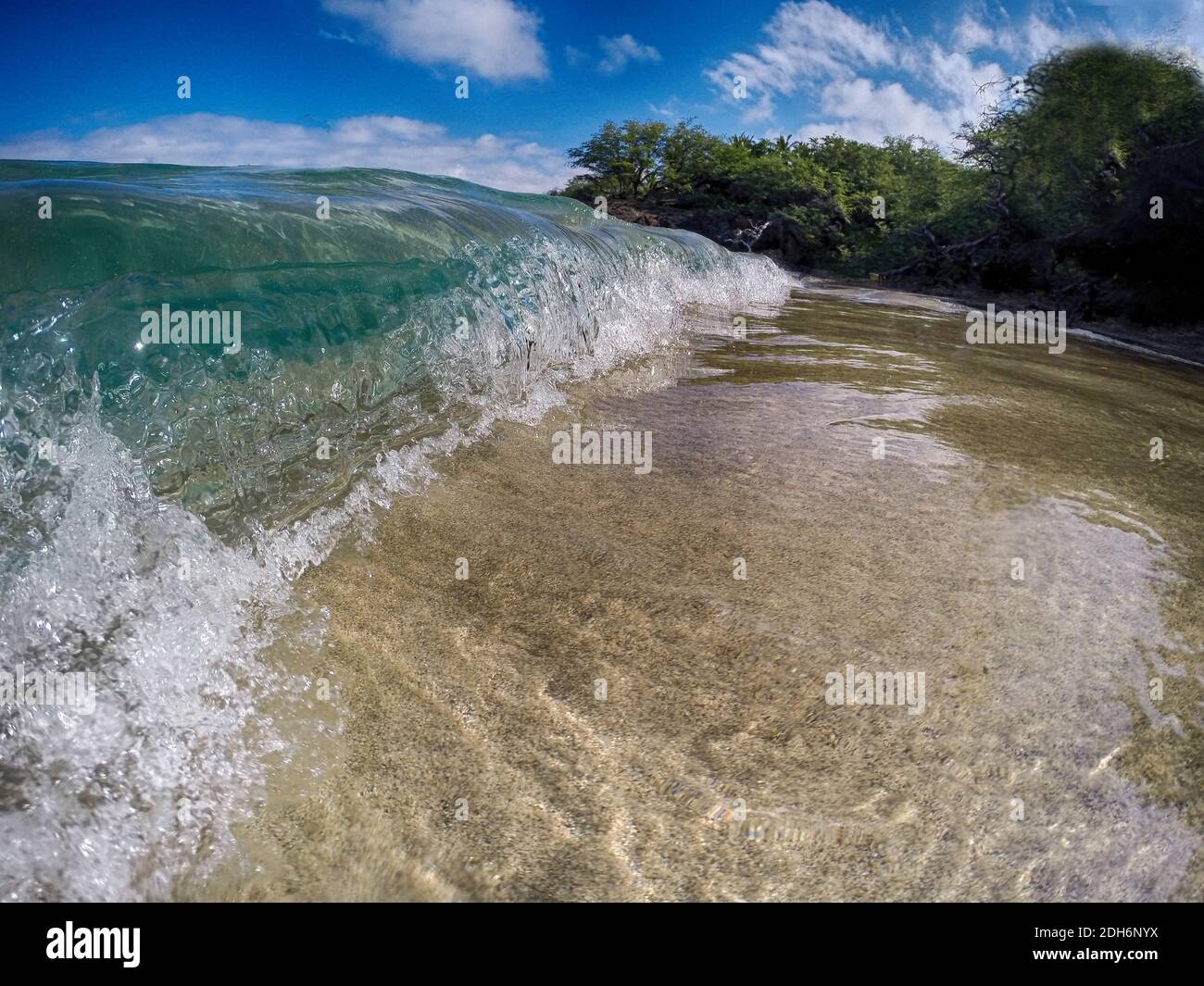 Abstürzende Shorebrake-Welle in Beach 69 in Big Island, Hawaii Stockfoto