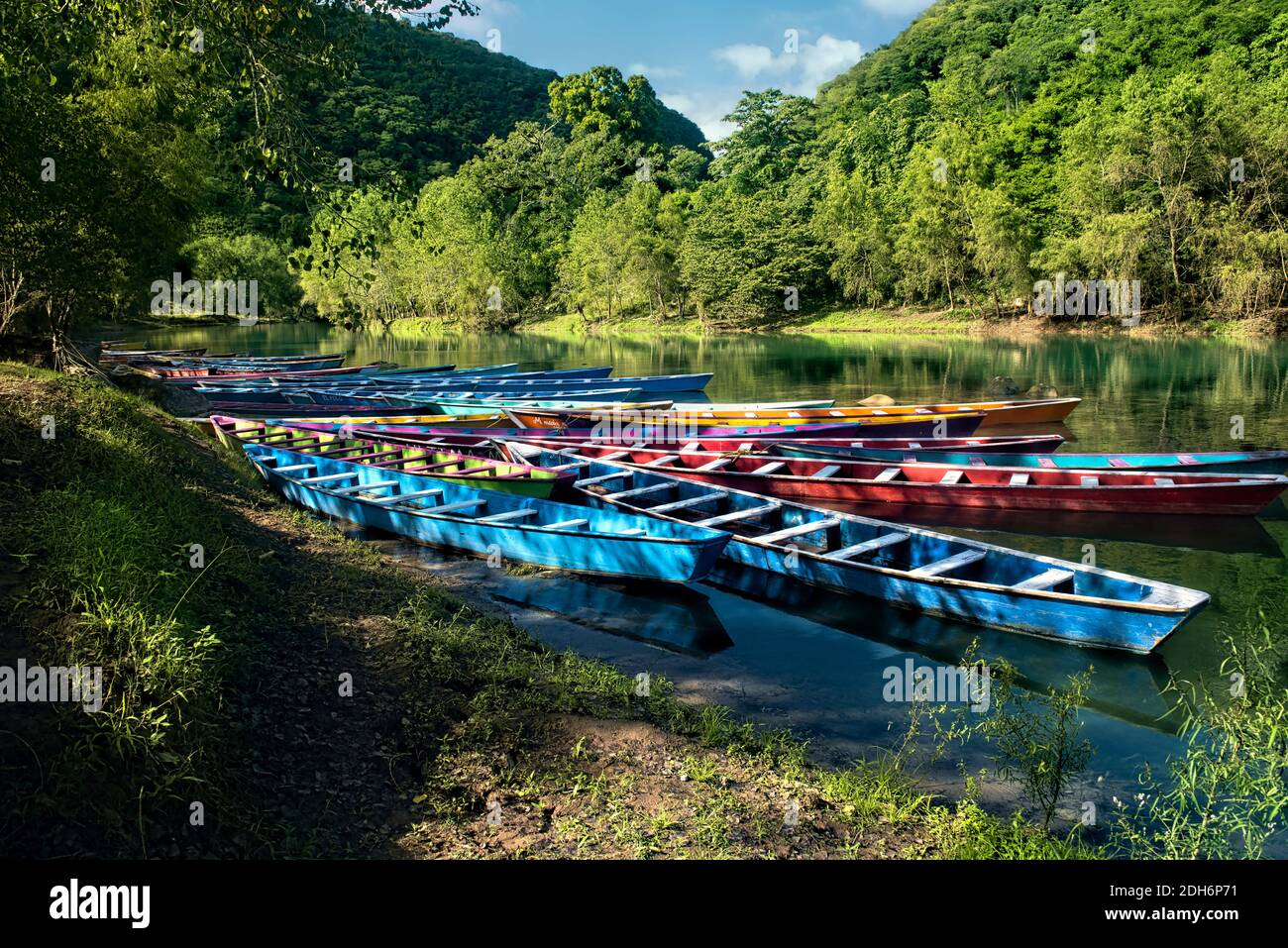 Bunte Boote auf dem Tampaon River, Huasteca Potosina, San Luis Potosi, Mexiko Stockfoto