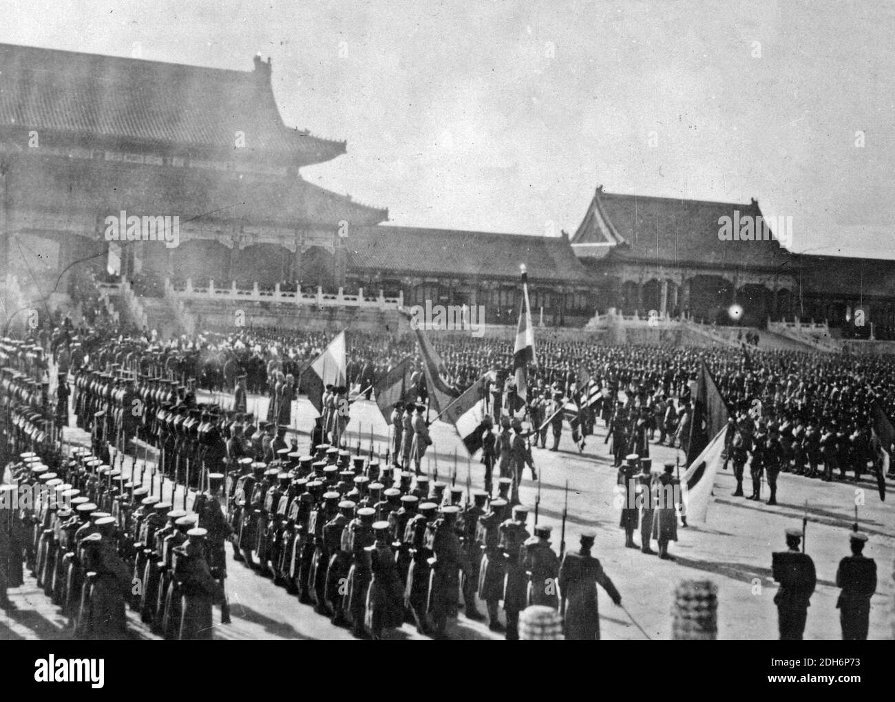 Auf dem historischen Gelände der Verbotenen Stadt in Peking, China, feierte am 28. November der Sieg der Alliierten, Boxer Rebellion, um 1900 Stockfoto
